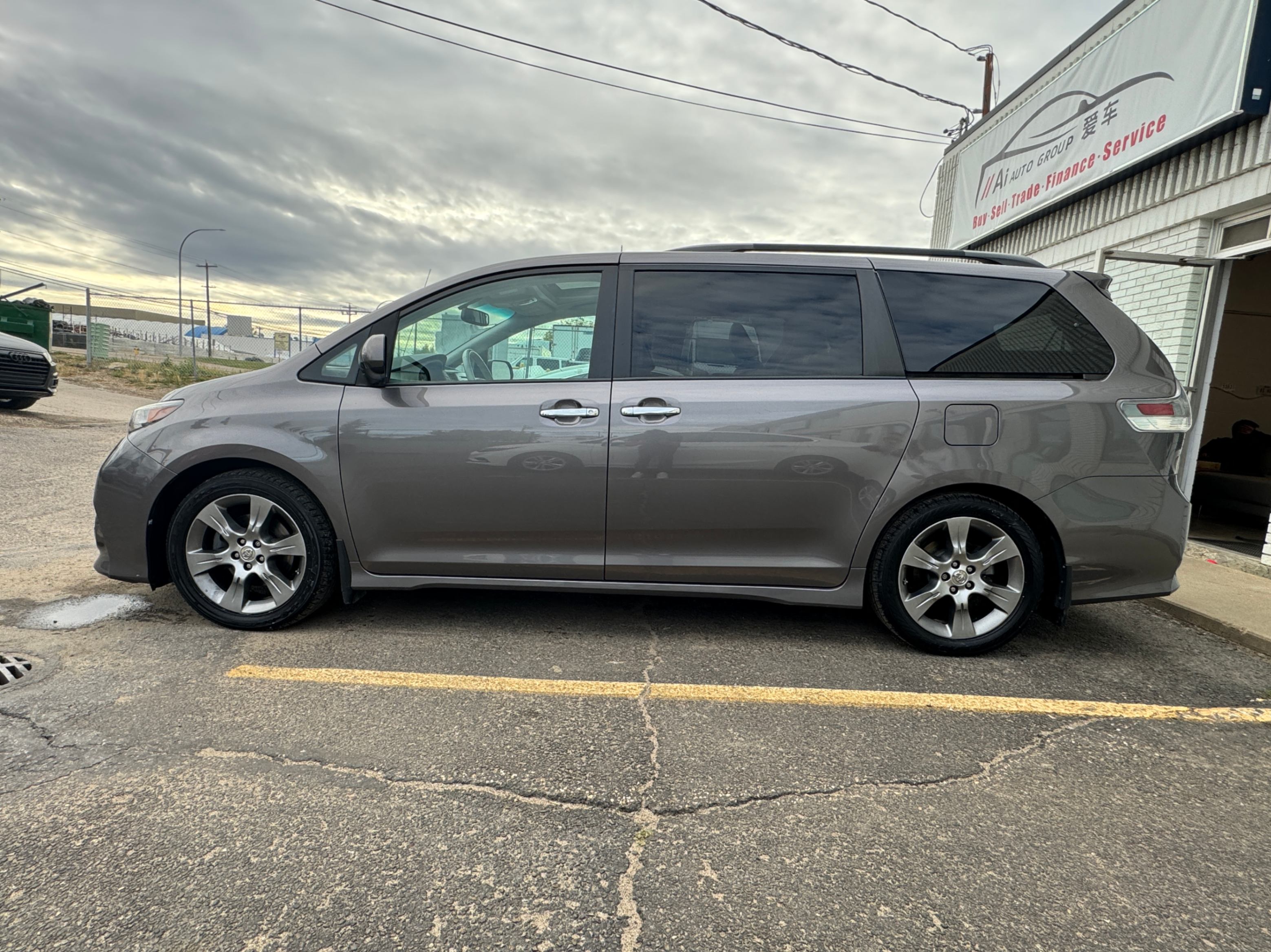 /aiautogroup/2014-Toyota-Sienna-30473988982638556.jpg