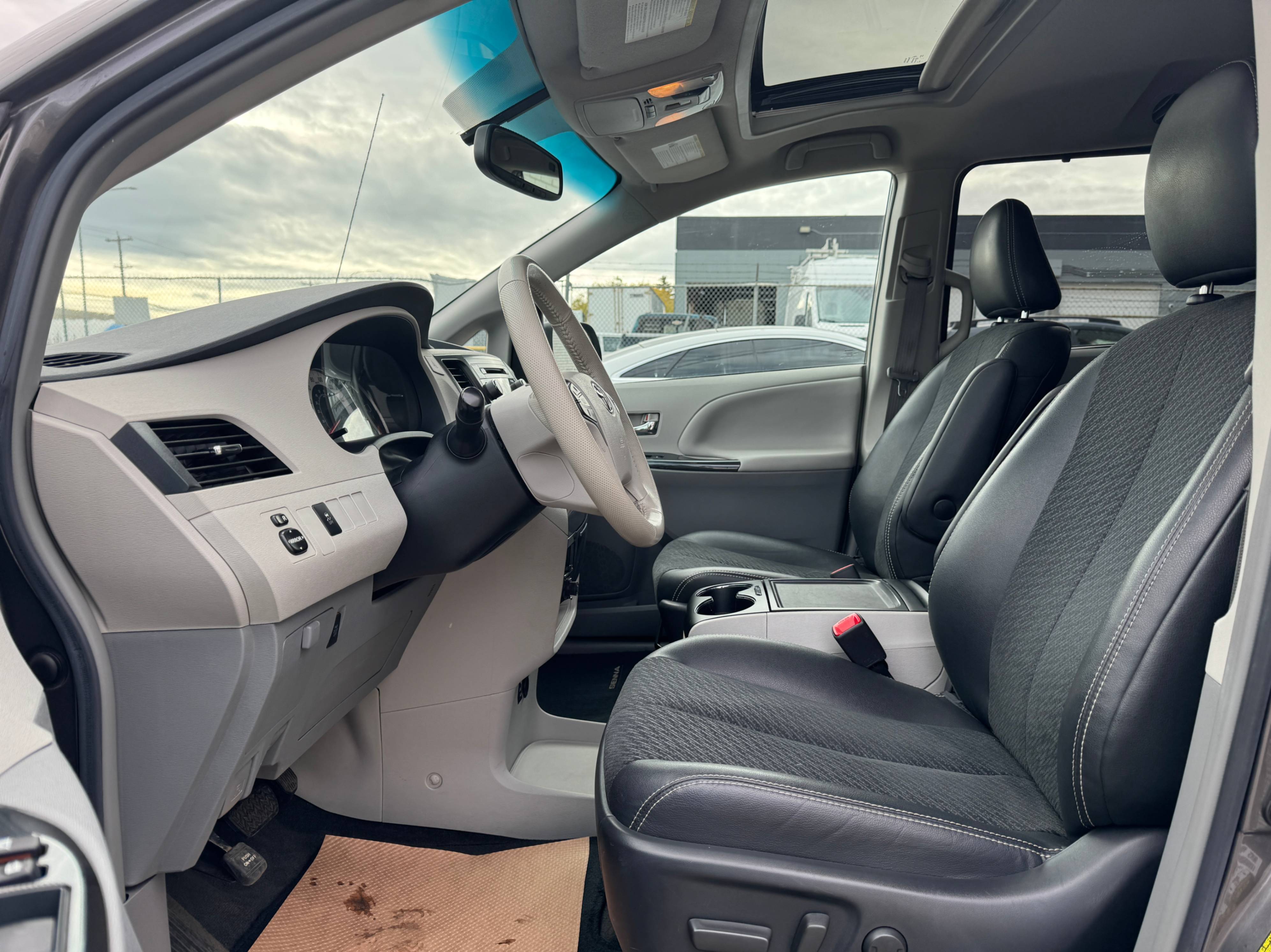 /aiautogroup/2014-Toyota-Sienna-3656170567926682.jpg