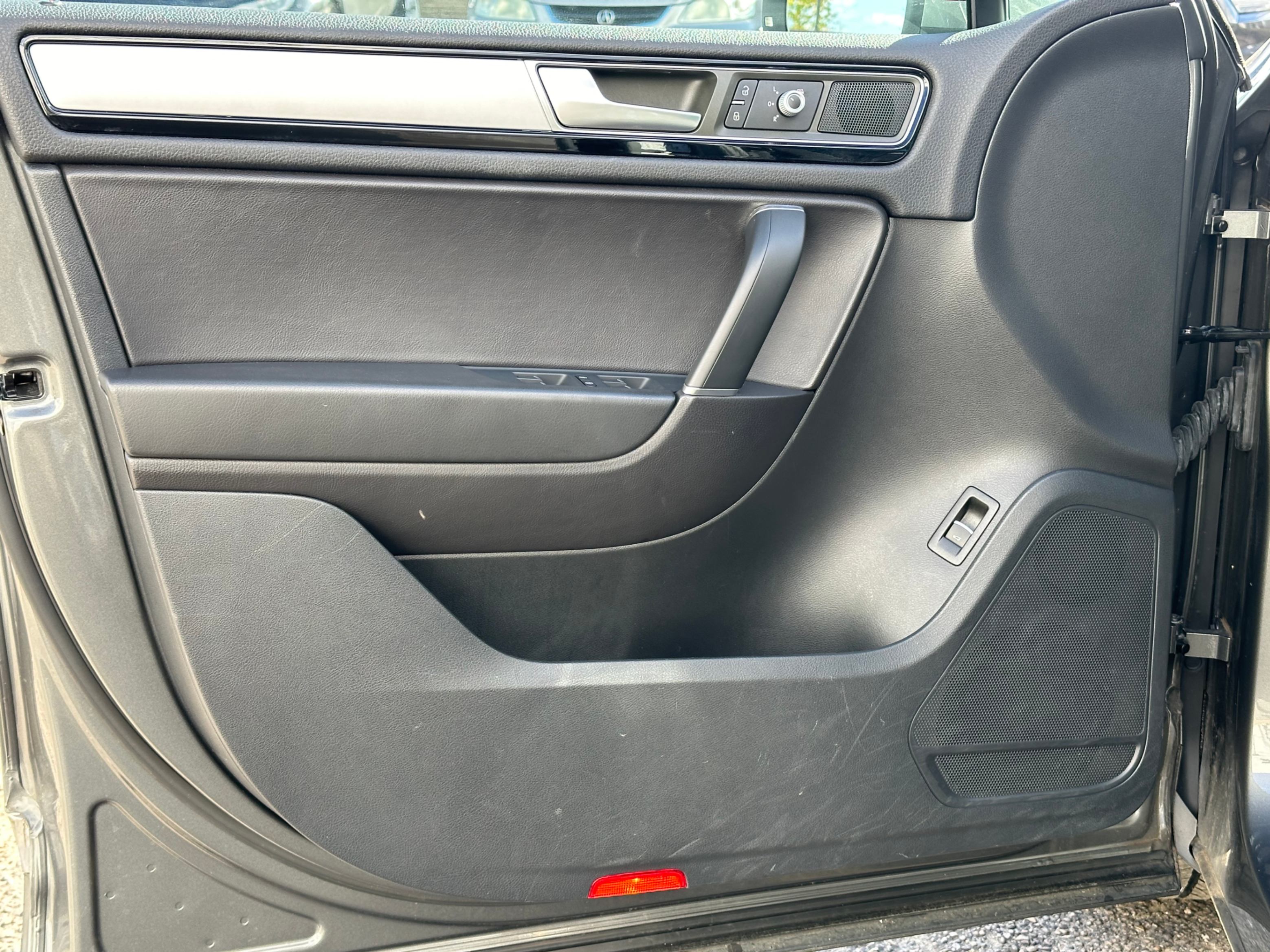/aiautogroup/2015-Volkswagen-Touareg-41002620539008006.jpg