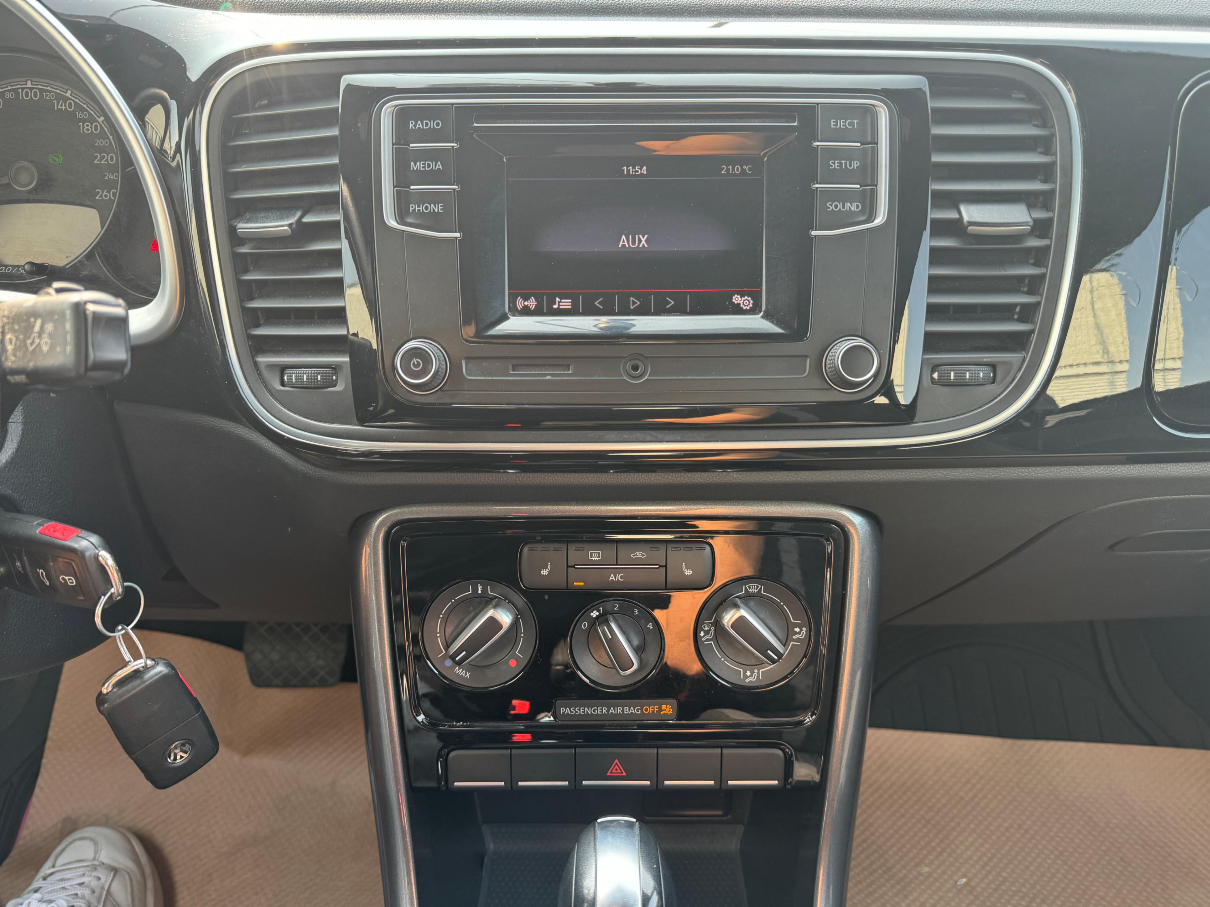 /aiautogroup/2017-Volkswagen-Beetle-12360652279407791.jpg