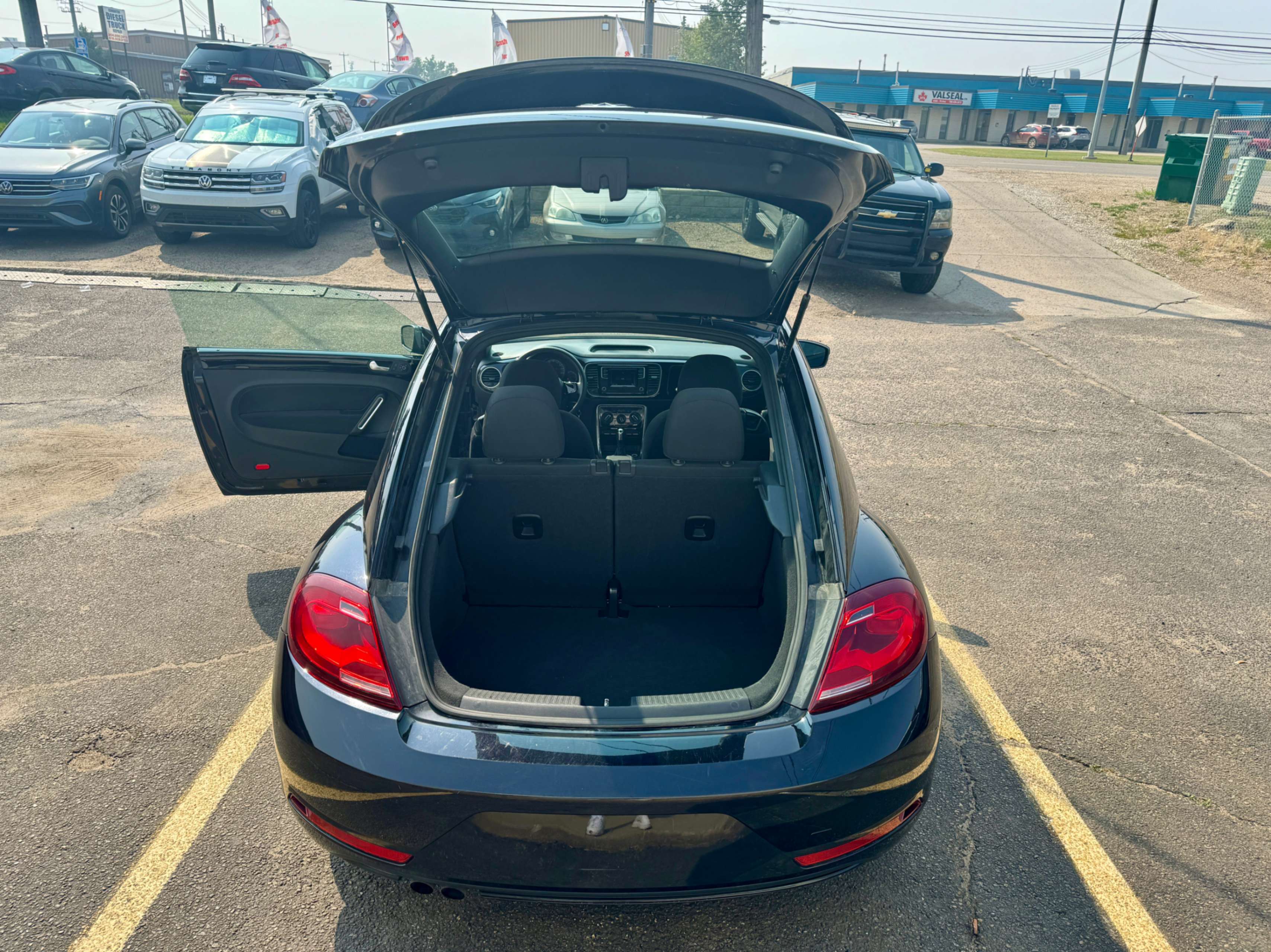 /aiautogroup/2017-Volkswagen-Beetle-39909087013441136.jpg