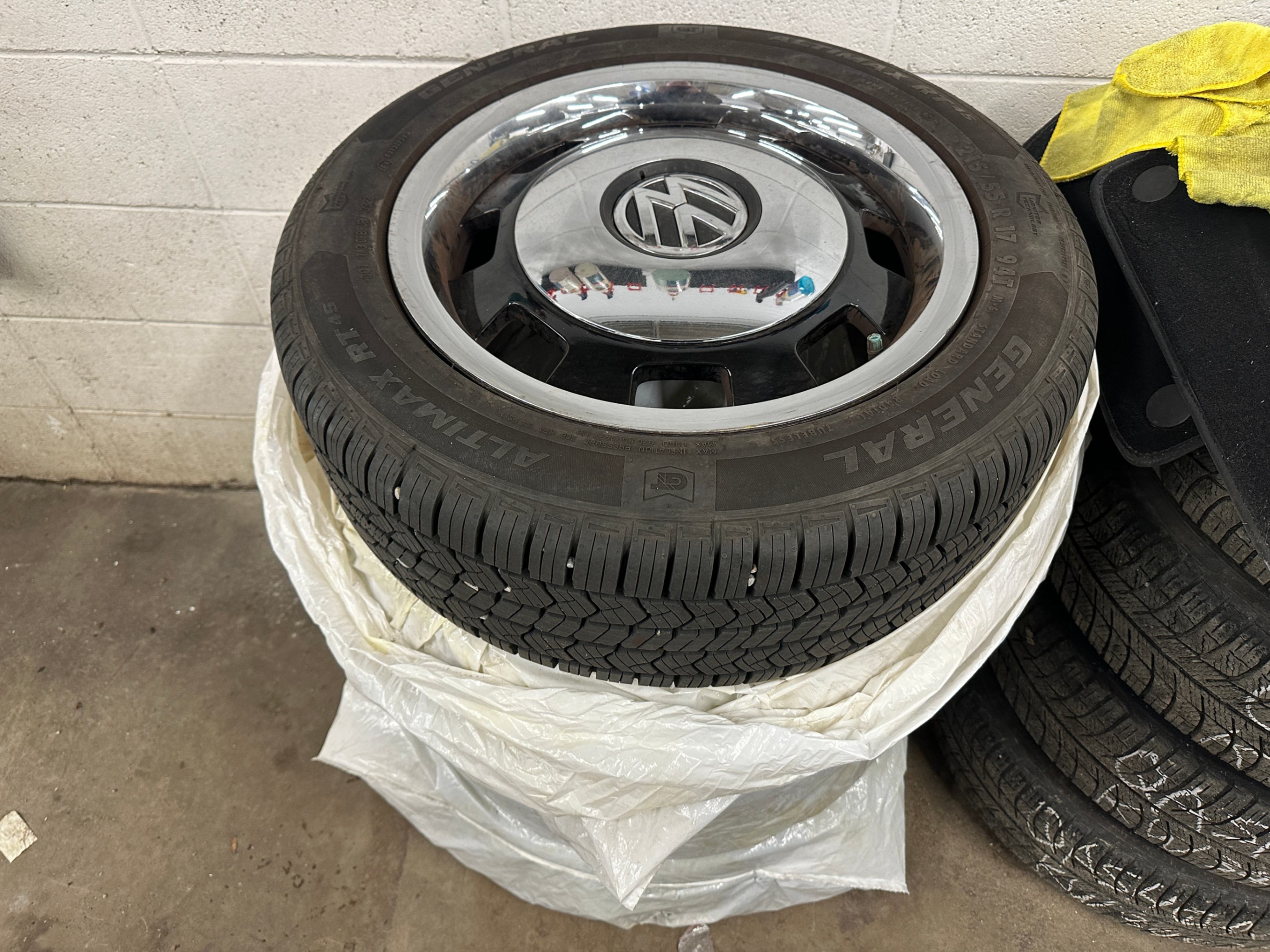 /aiautogroup/2017-Volkswagen-Beetle-8382450776331742.jpg