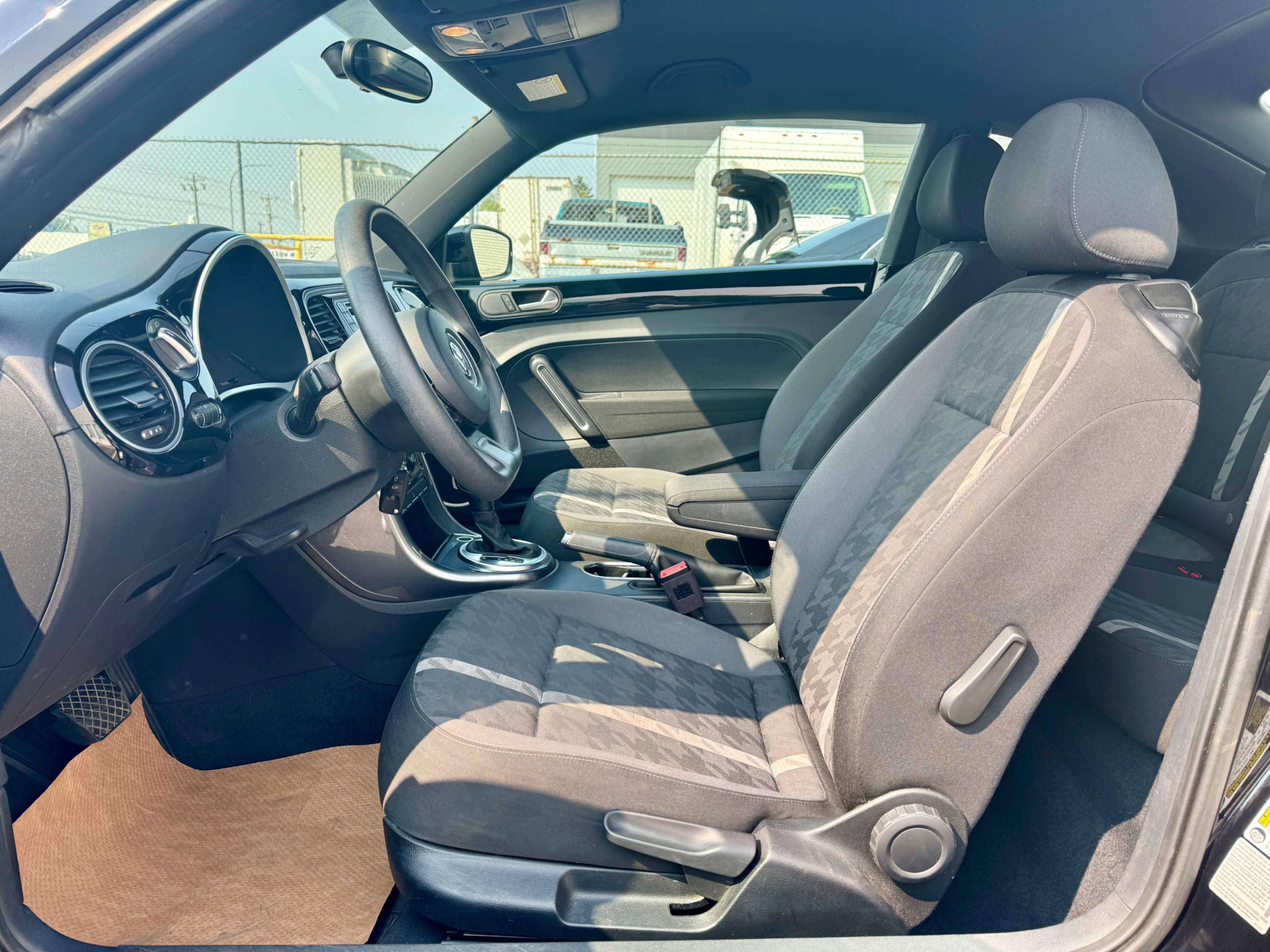 /aiautogroup/2017-Volkswagen-Beetle-9646742700469462.jpg