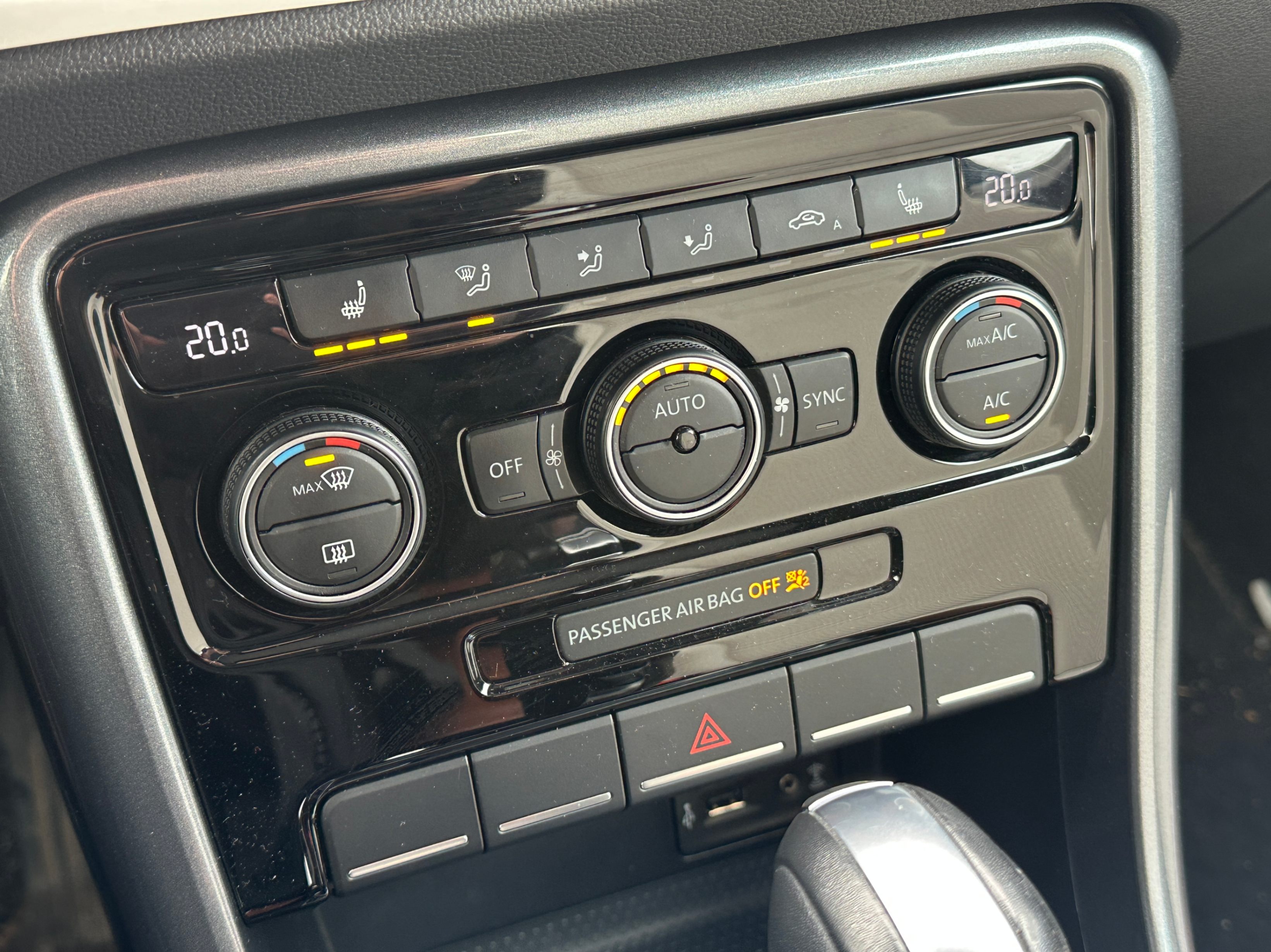 /aiautogroup/2017-Volkswagen-Beetle-9963685973636369.jpg