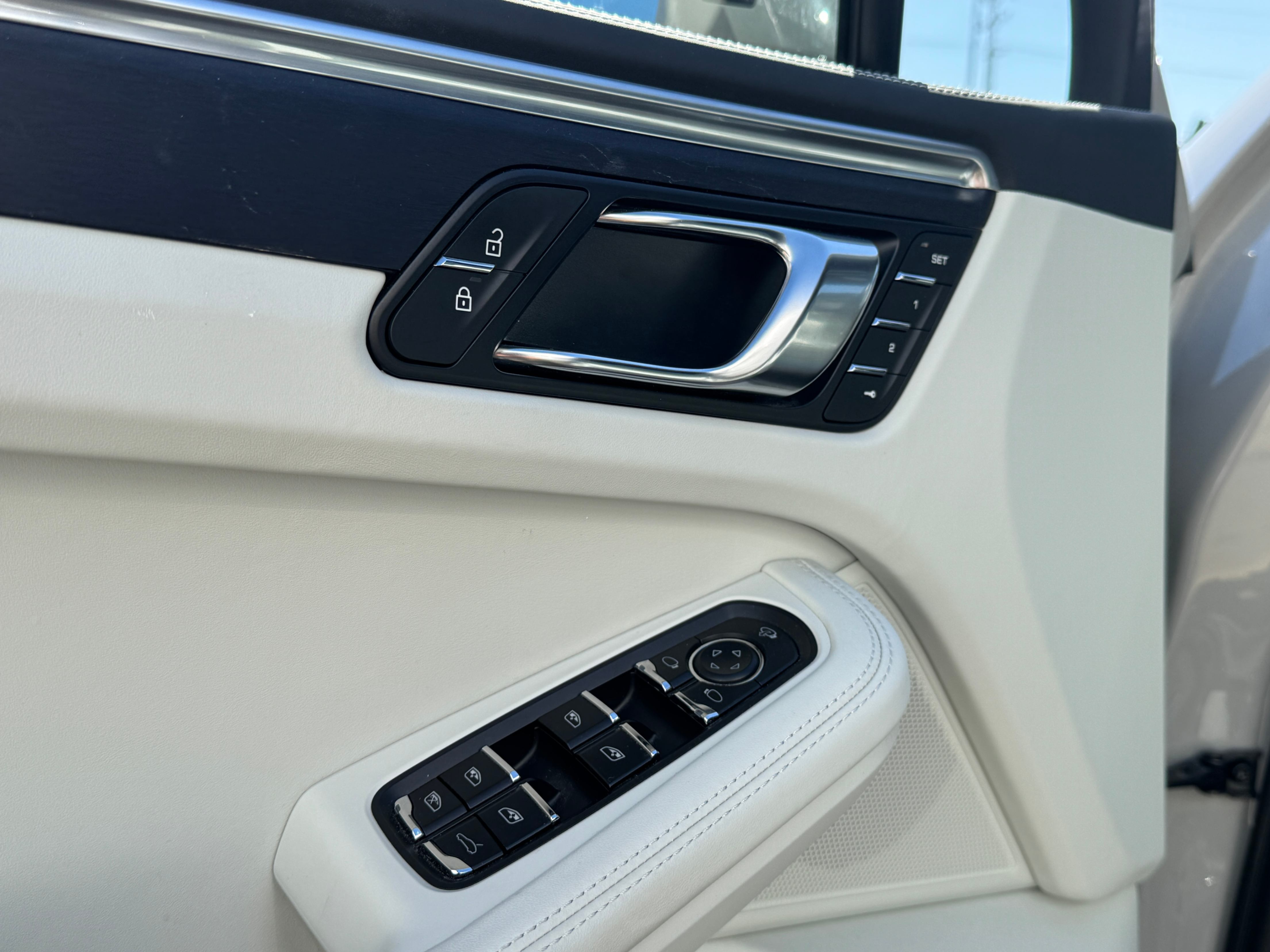 /aiautogroup/2023-Porsche-Macan-17438728479643362.jpg