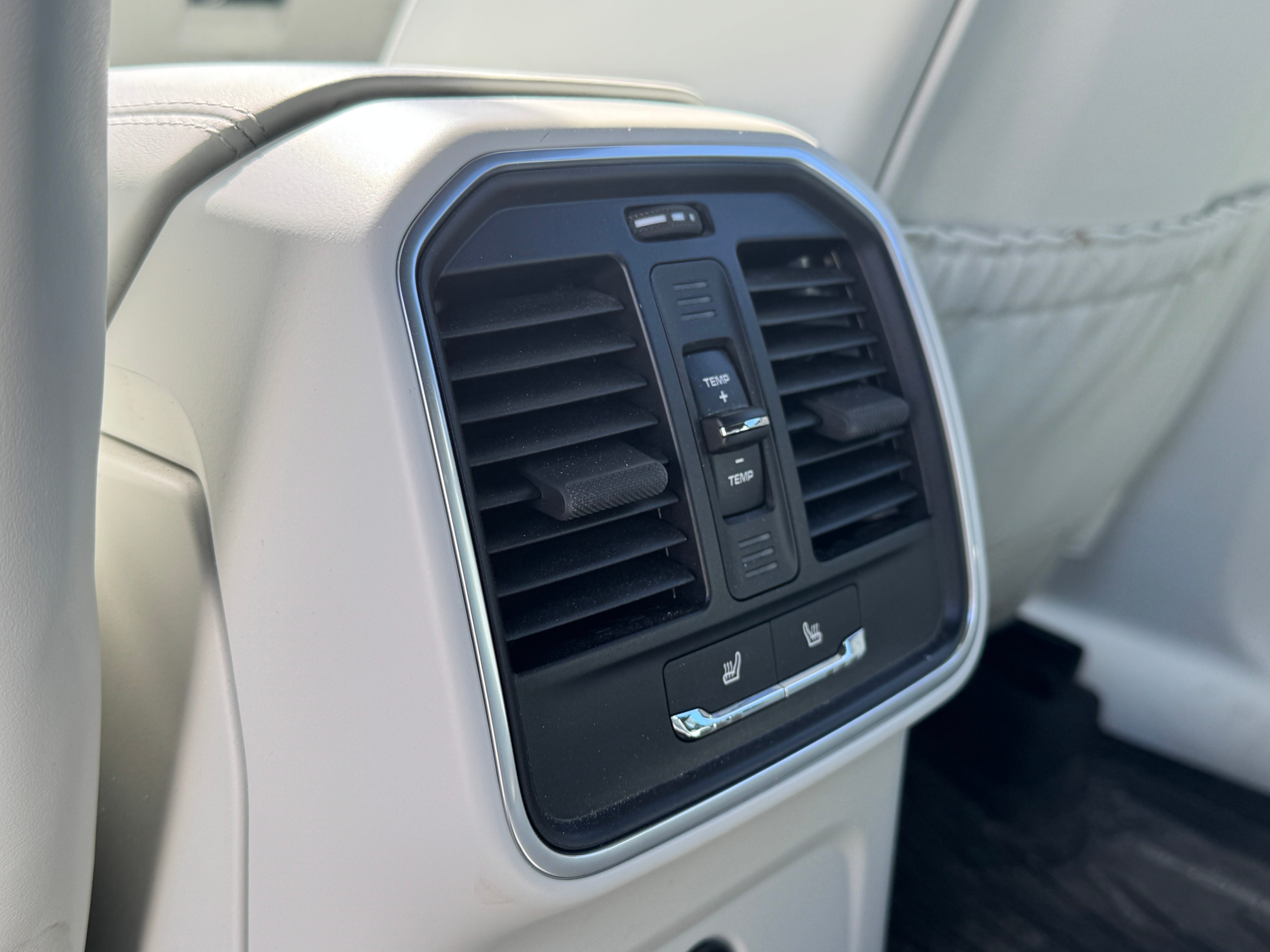 /aiautogroup/2023-Porsche-Macan-2606143676366093.jpg