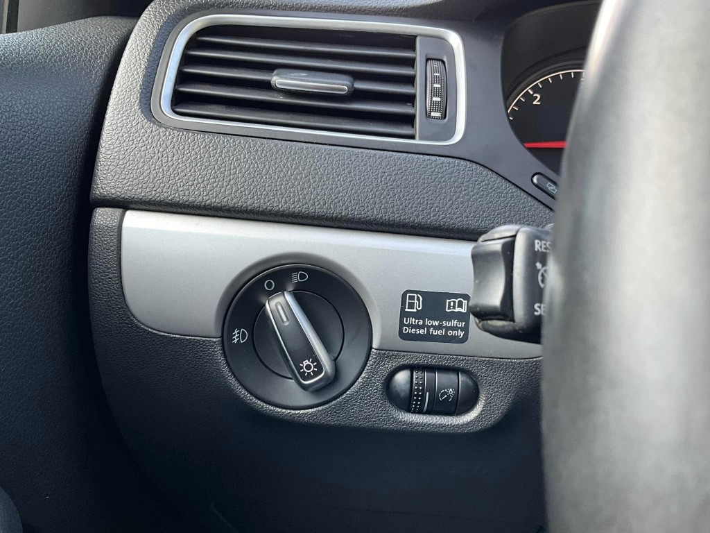 /akmautomotiveltd/2011-Volkswagen-JettaSedan-14304843195782246.jpg