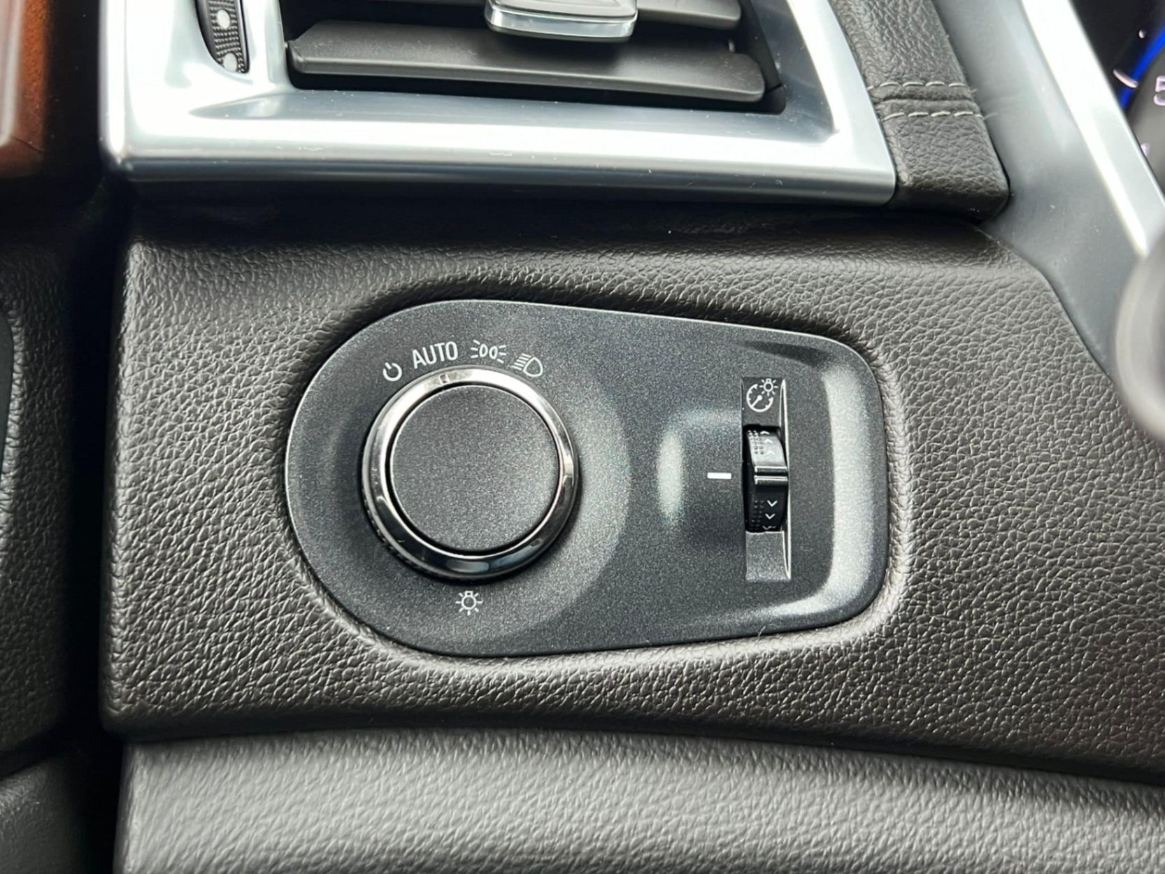 /akmautomotiveltd/2013-Cadillac-SRX-3325105874623575.jpg