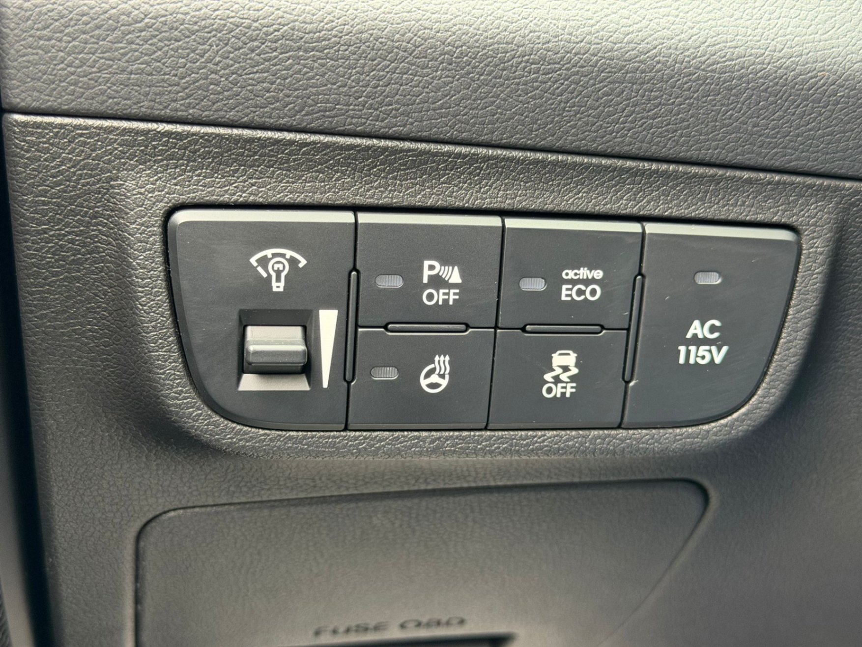 /akmautomotiveltd/2015-Hyundai-Veloster-01638303373268446.jpg