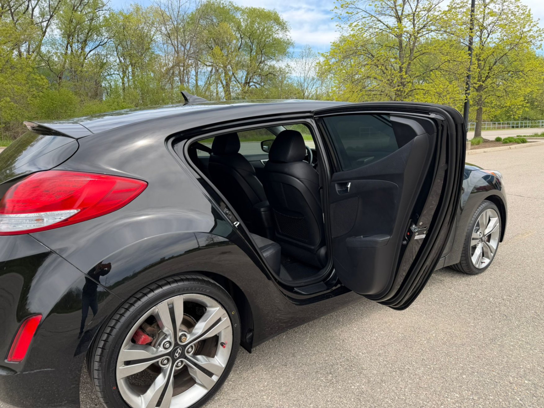 /akmautomotiveltd/2015-Hyundai-Veloster-8971463926673835.jpg