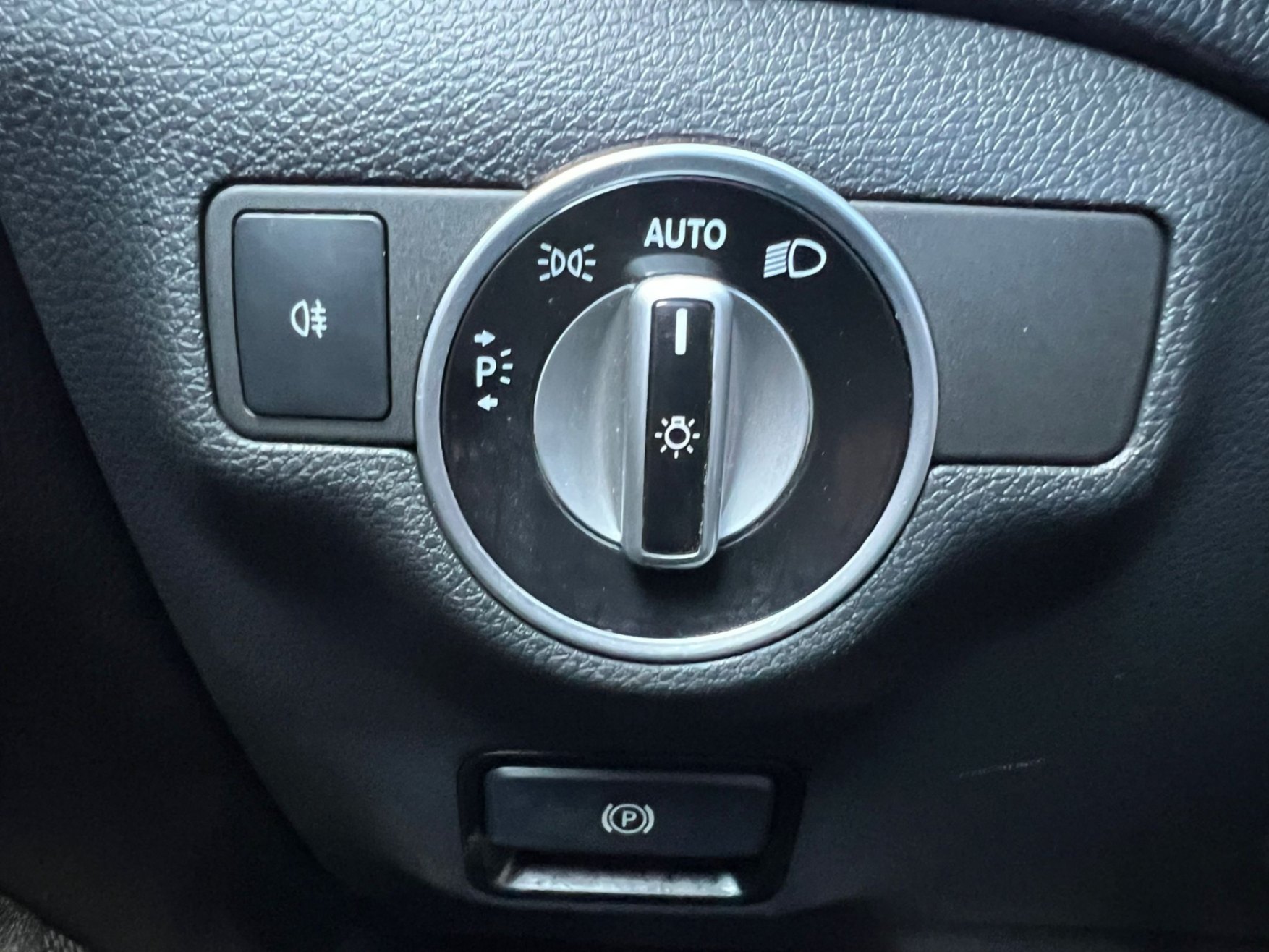 /akmautomotiveltd/2015-Mercedes-Benz-CLA-Class-23187082619874522.jpg