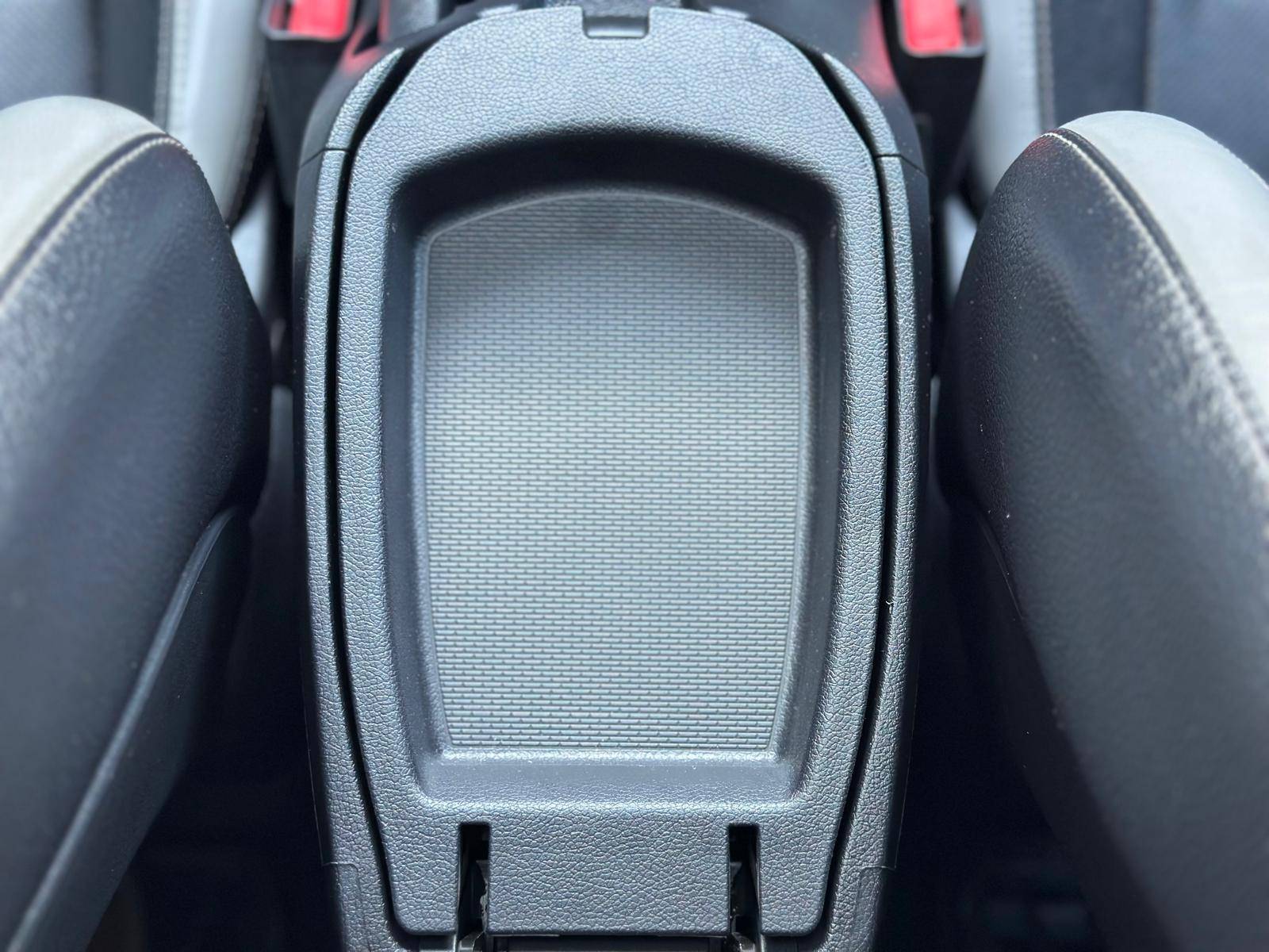 /akmautomotiveltd/2016-Hyundai-Veloster-9883511094388218.jpg