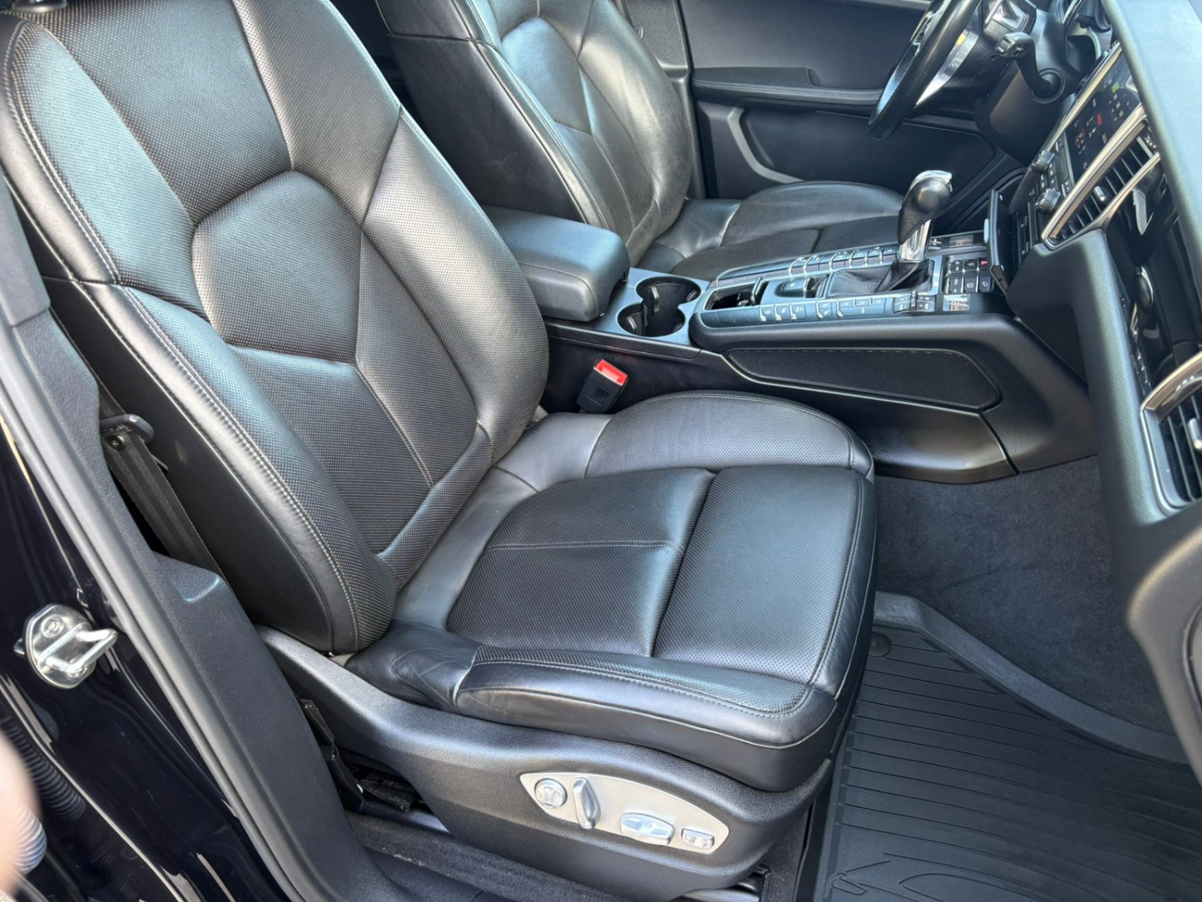 /akmautomotiveltd/2017-Porsche-Macan-02939555649083503.jpg