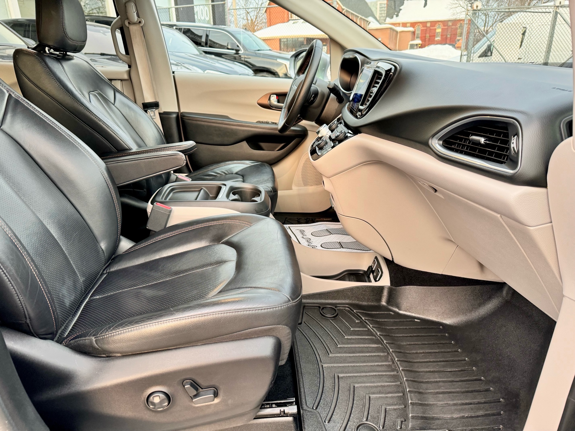 /alphaautosales/2017-Chrysler-Pacifica-6102859120899202.jpg