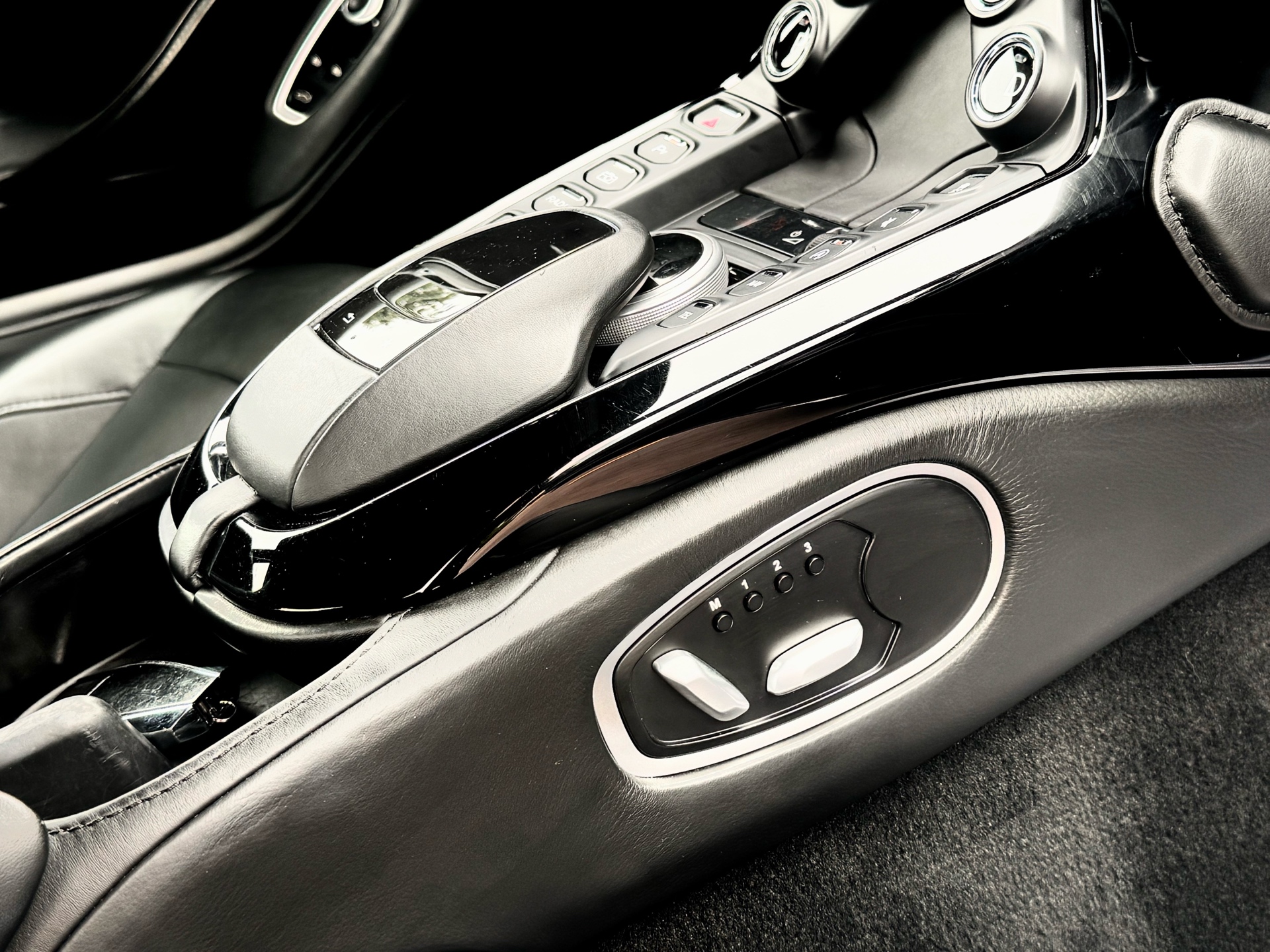 /alphaautosales/2020-AstonMartin-Vantage-2175956299205246.jpg
