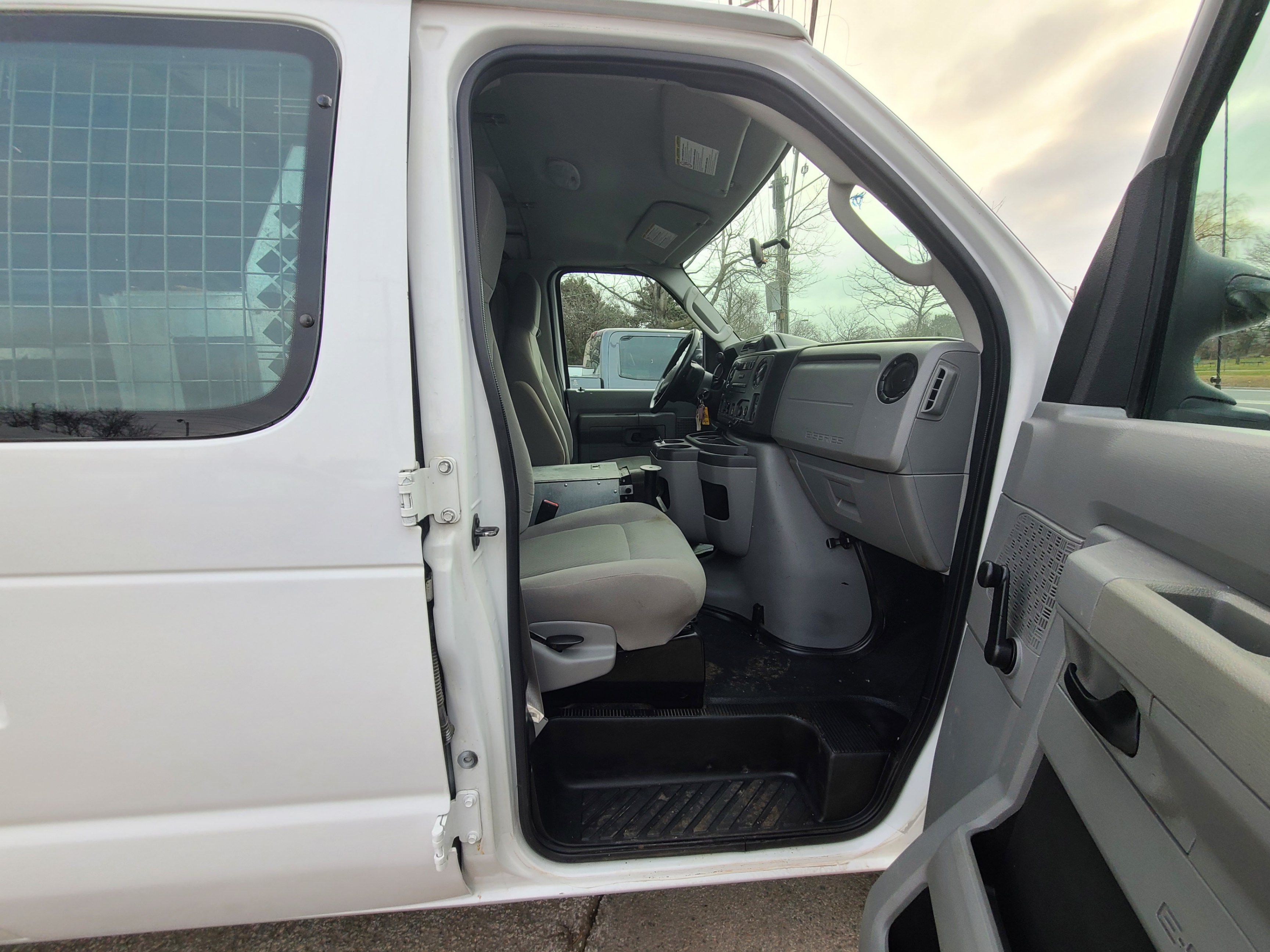 /artaautosales/2011-Ford-EconolineCargo-1672280458404103.jpg