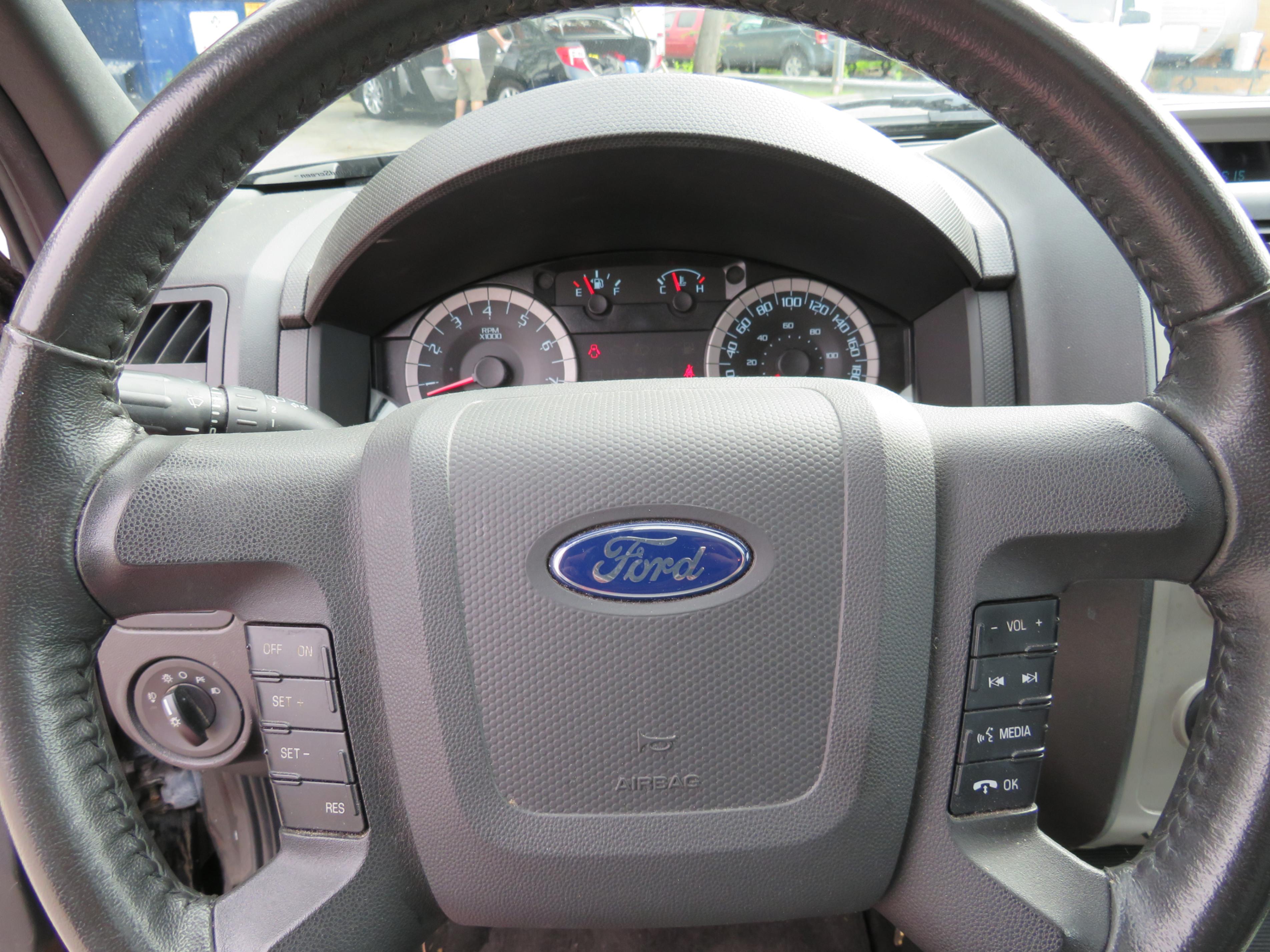/aspireauto/2011-Ford-Escape-23657603976659192.jpg