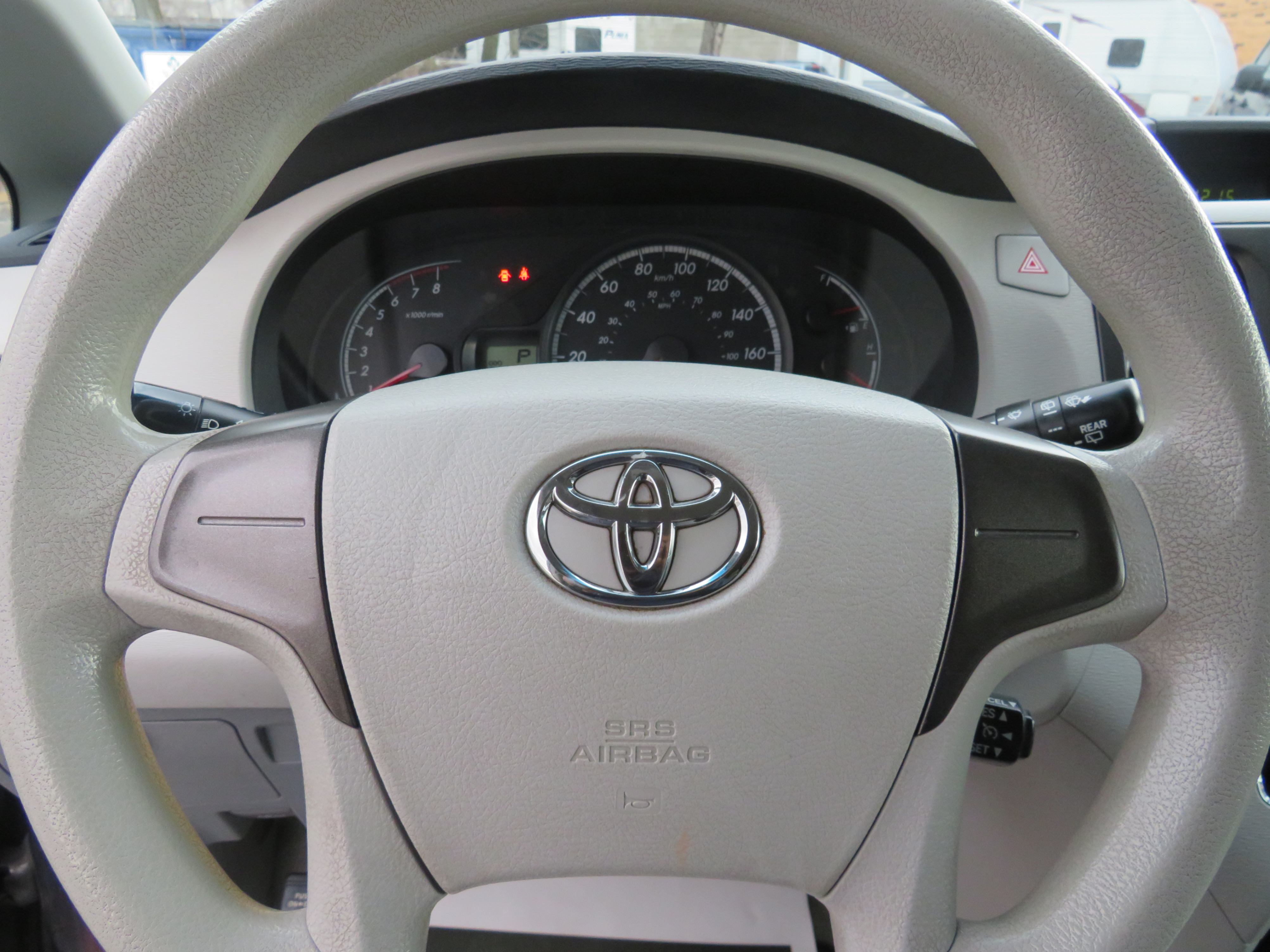 /aspireauto/2013-Toyota-Sienna-24373100798101888.jpg