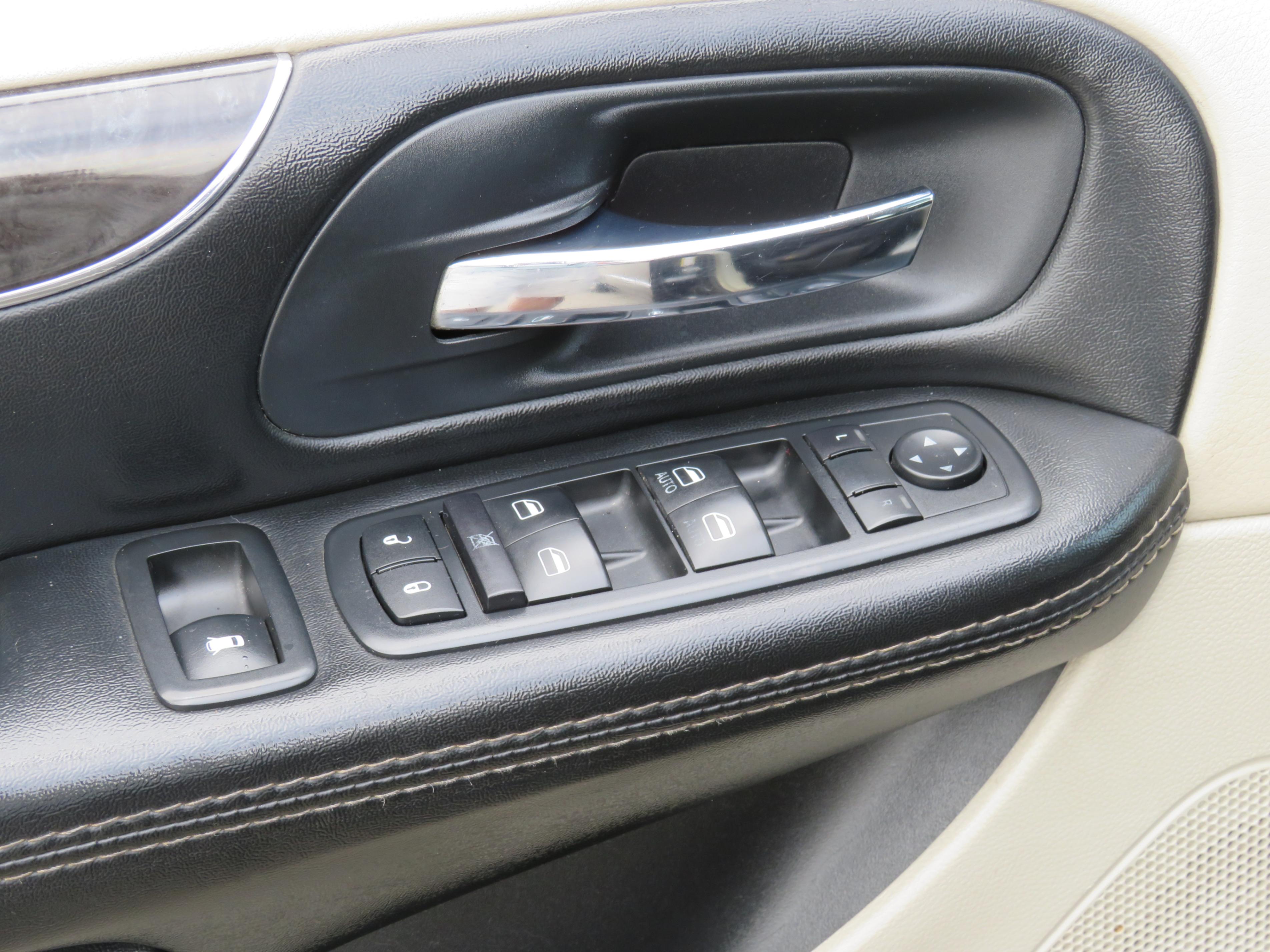 /aspireauto/2015-Chrysler-Town&-8104702758478386.jpg