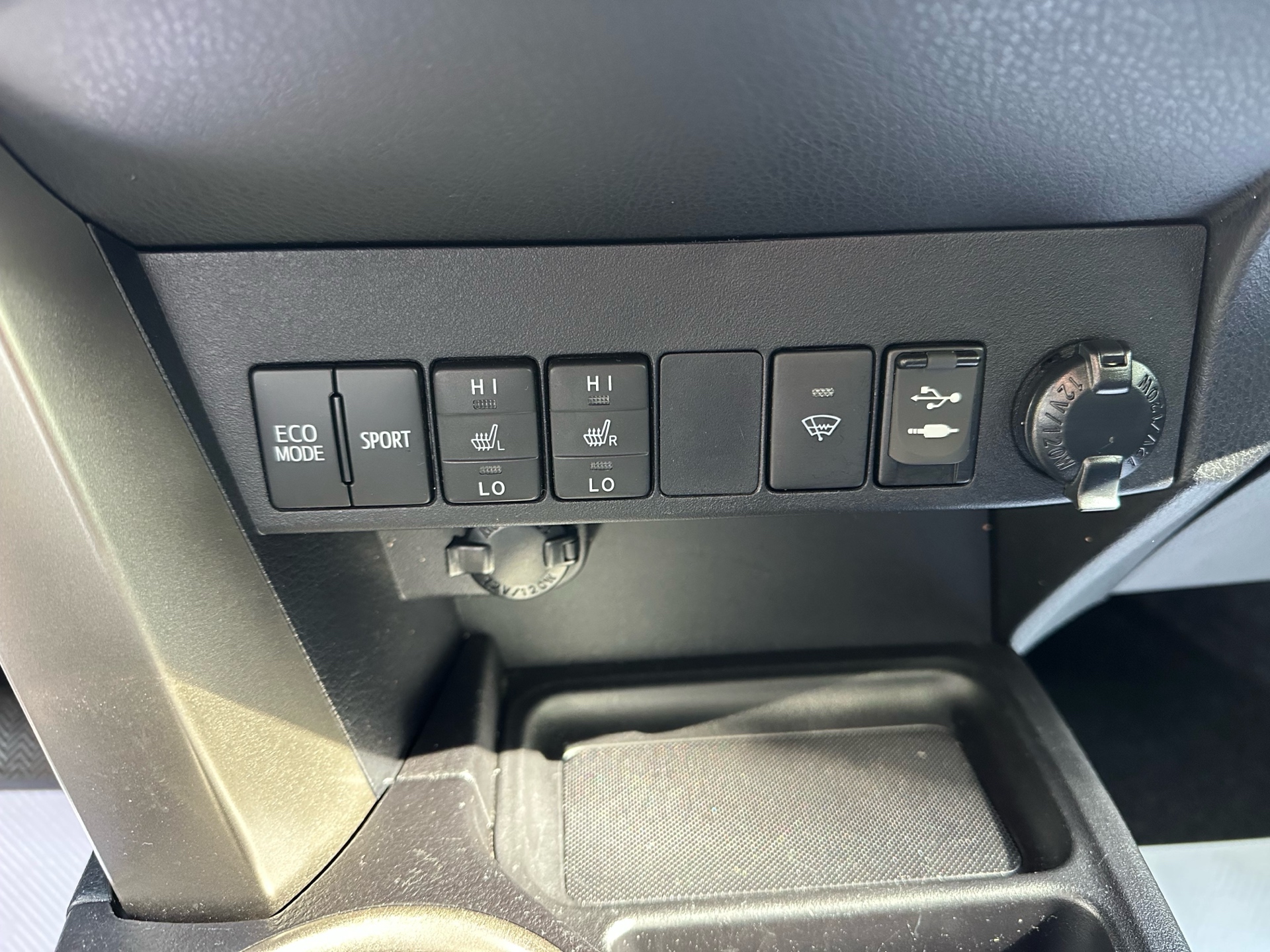 /autocainc/2015-Toyota-RAV4-5565995434960069.jpg