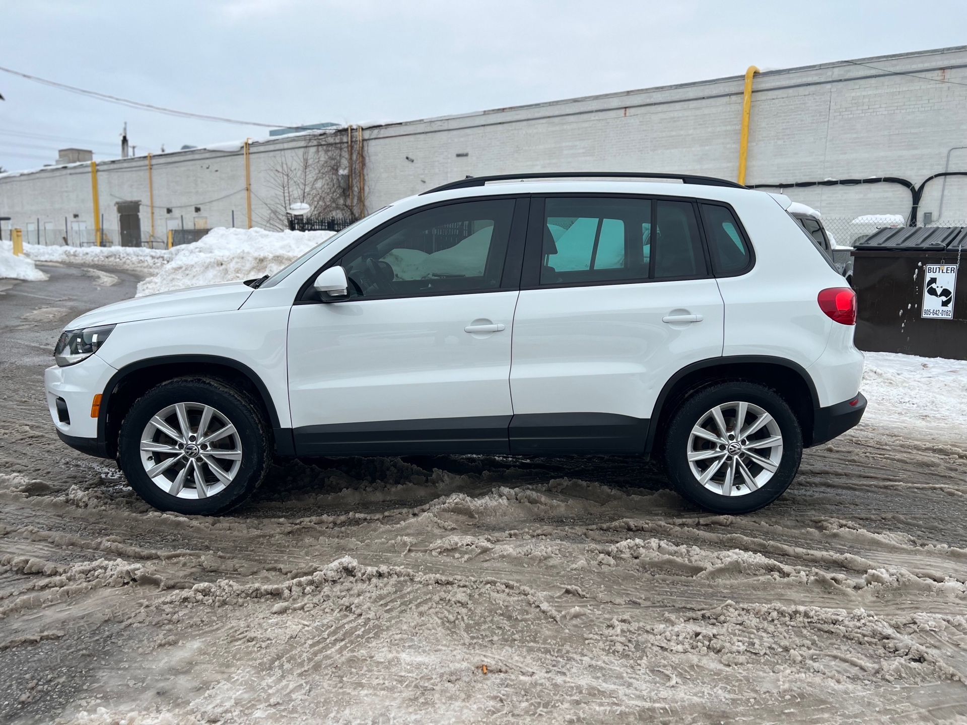 /autocainc/2015-Volkswagen-Tiguan-13479884869302805.jpg