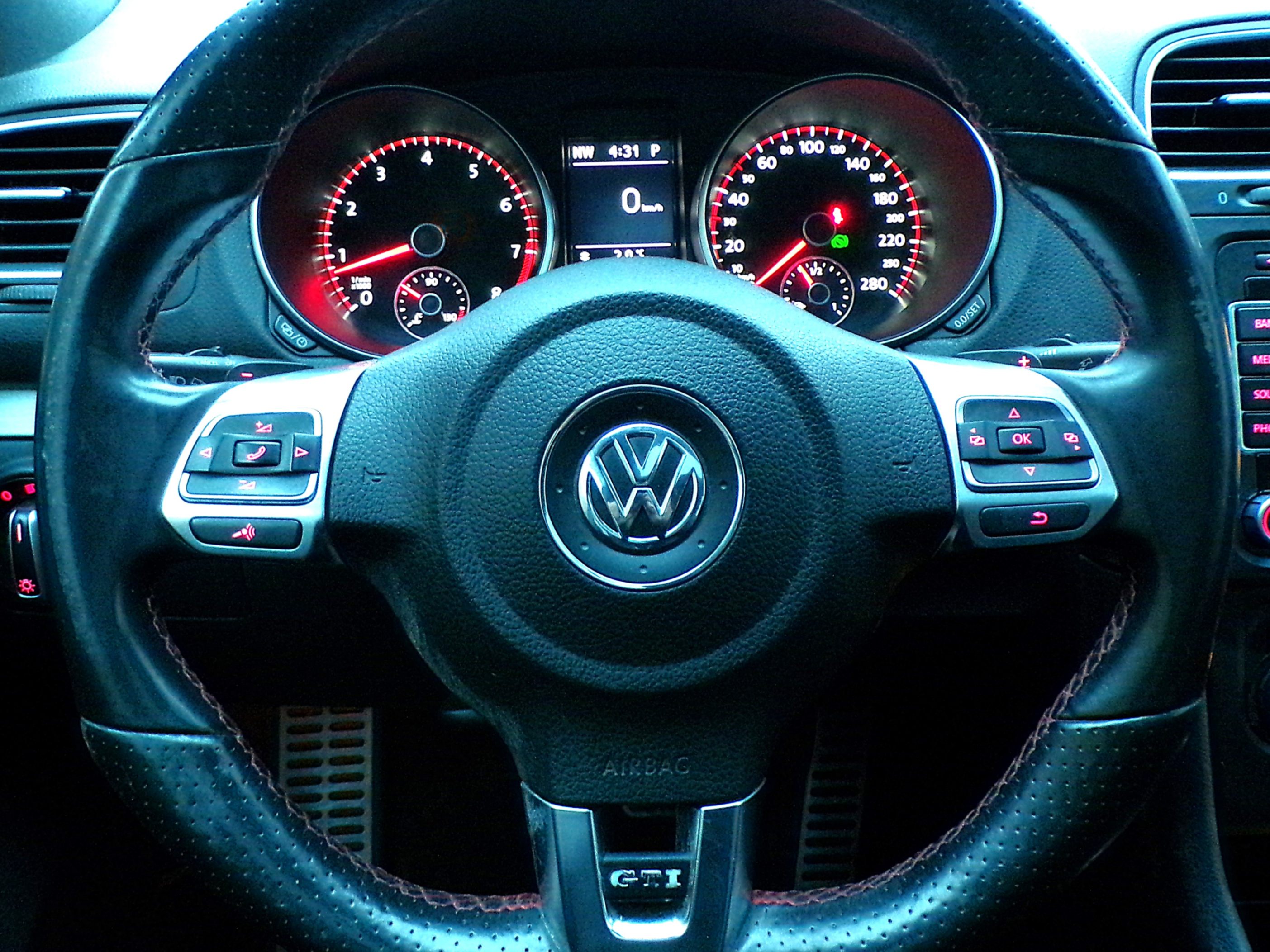 /autogallery/2013-Volkswagen-GolfGTI-43667945377817663.jpg