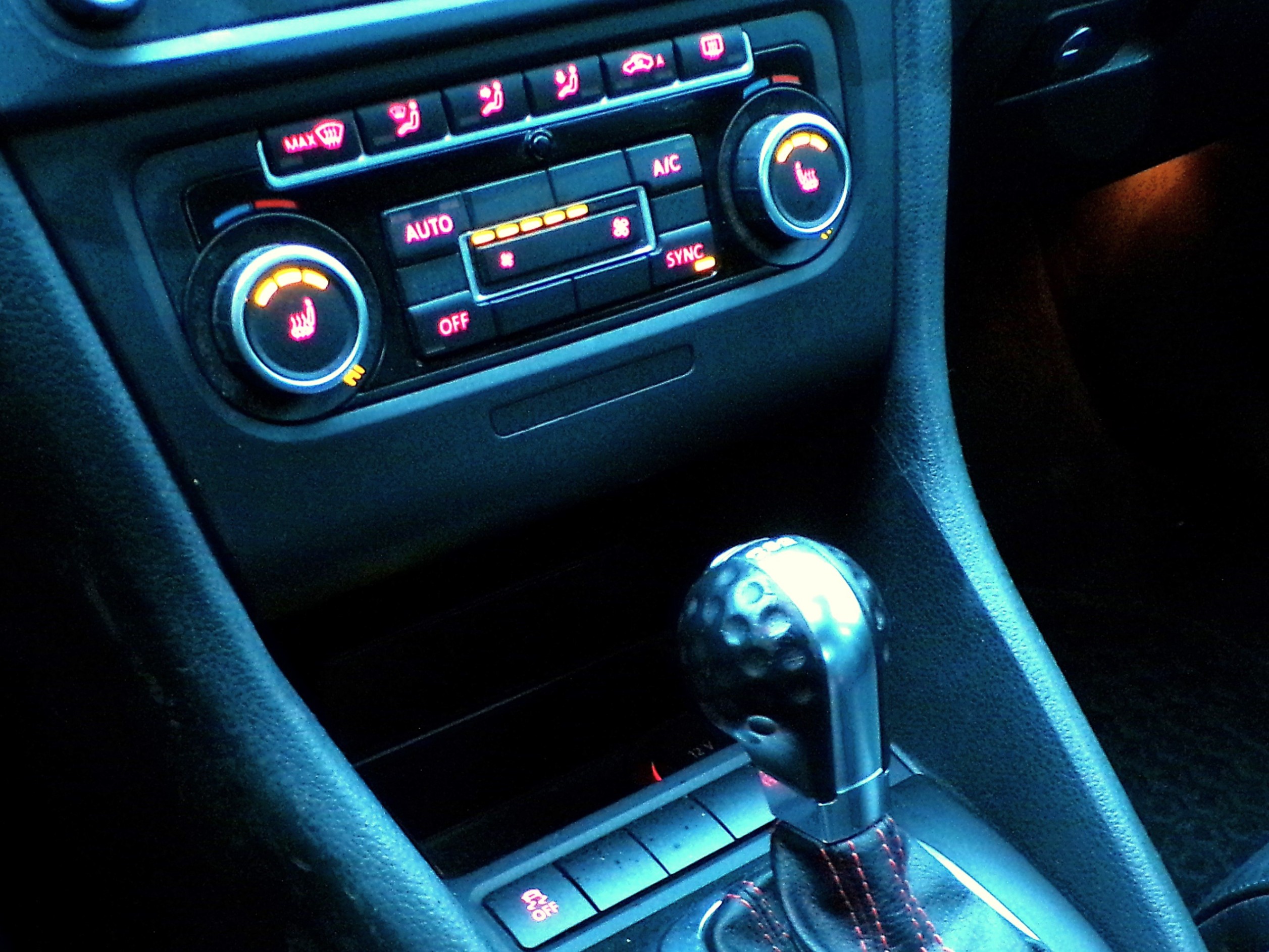 /autogallery/2013-Volkswagen-GolfGTI-9082058659806398.jpg