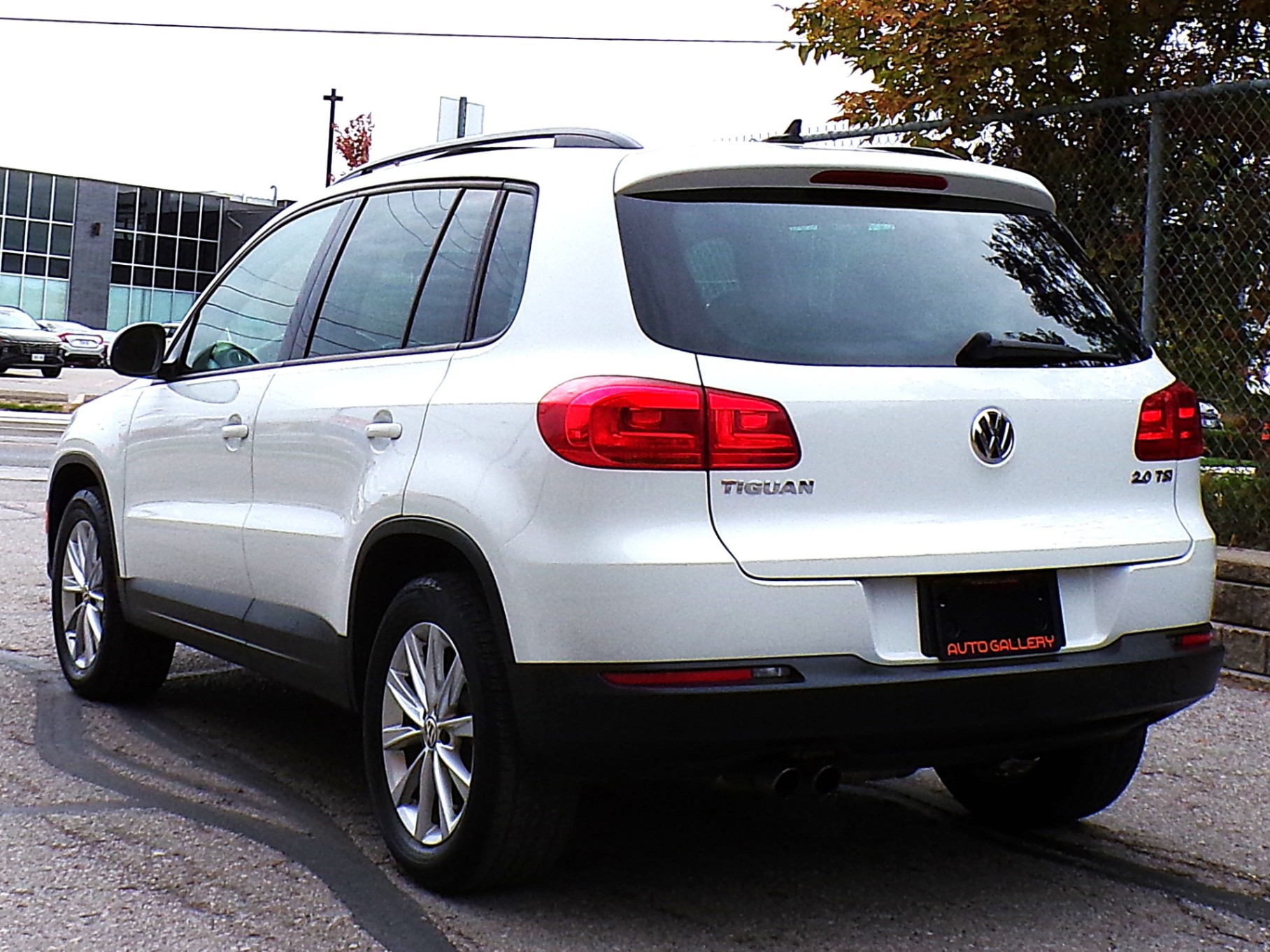 /autogallery/2014-Volkswagen-Tiguan-26493532308165313.jpg