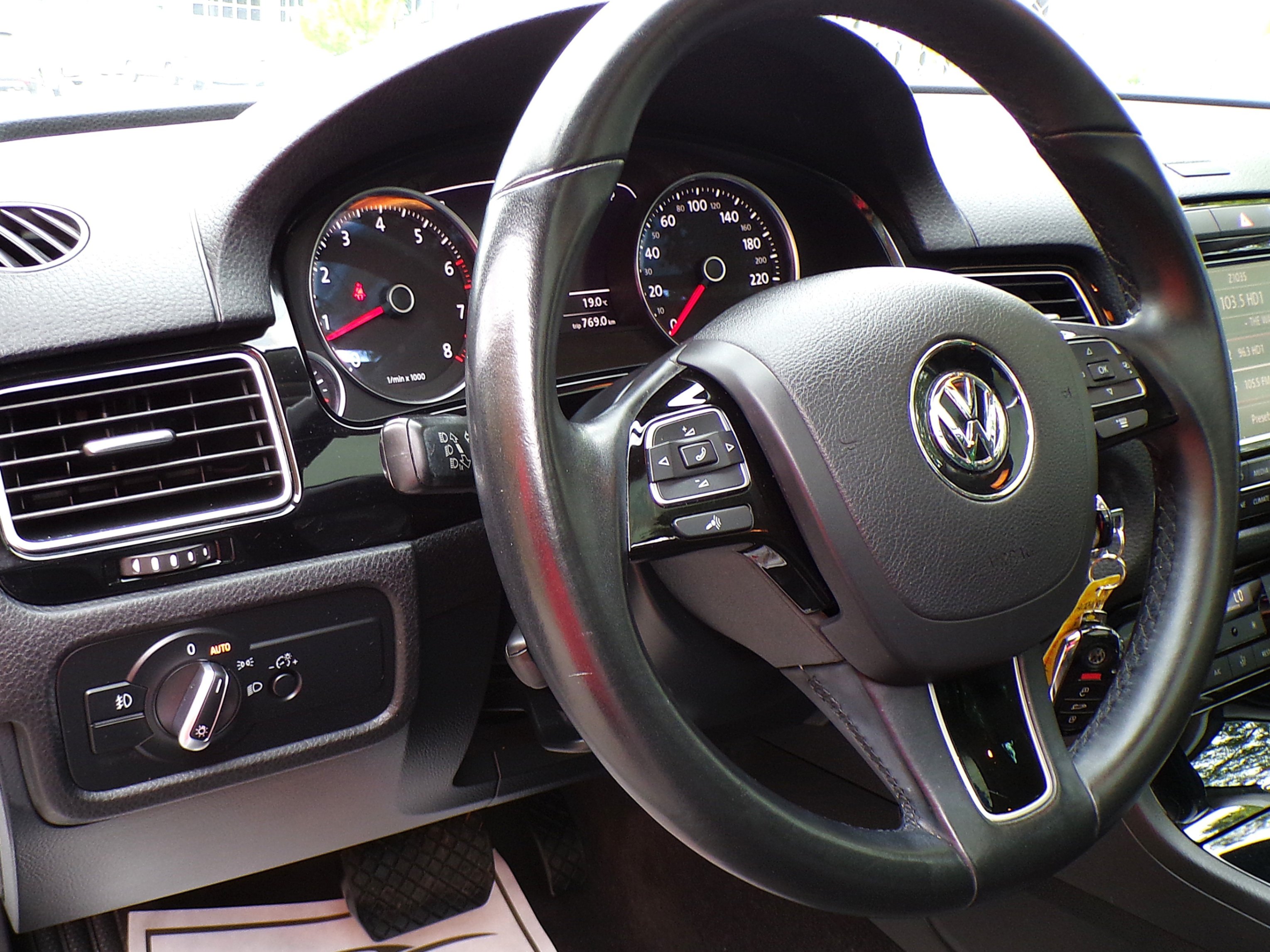 /autogallery/2014-Volkswagen-Touareg-1407207390186871.jpg
