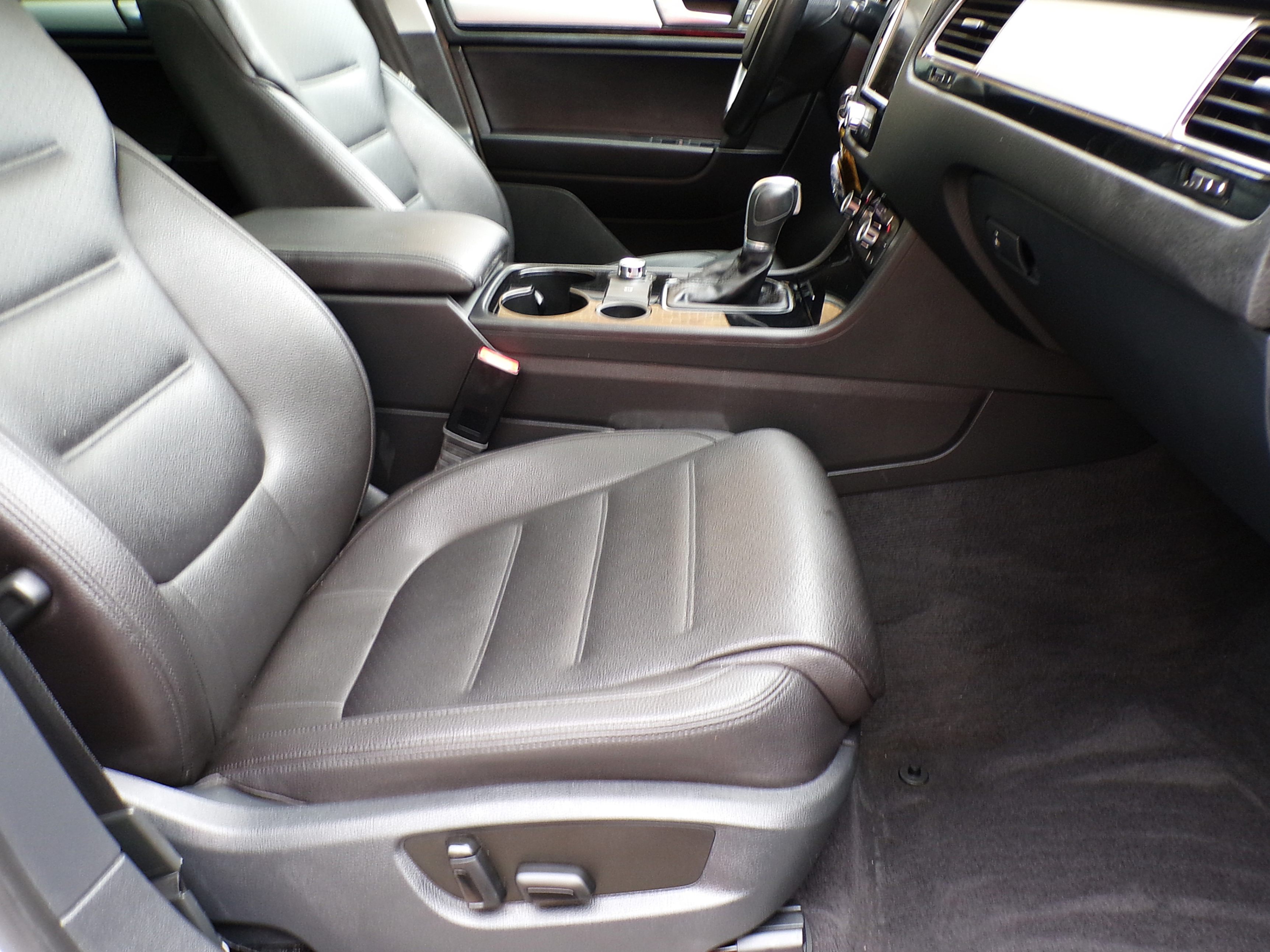 /autogallery/2014-Volkswagen-Touareg-32713807899890357.jpg
