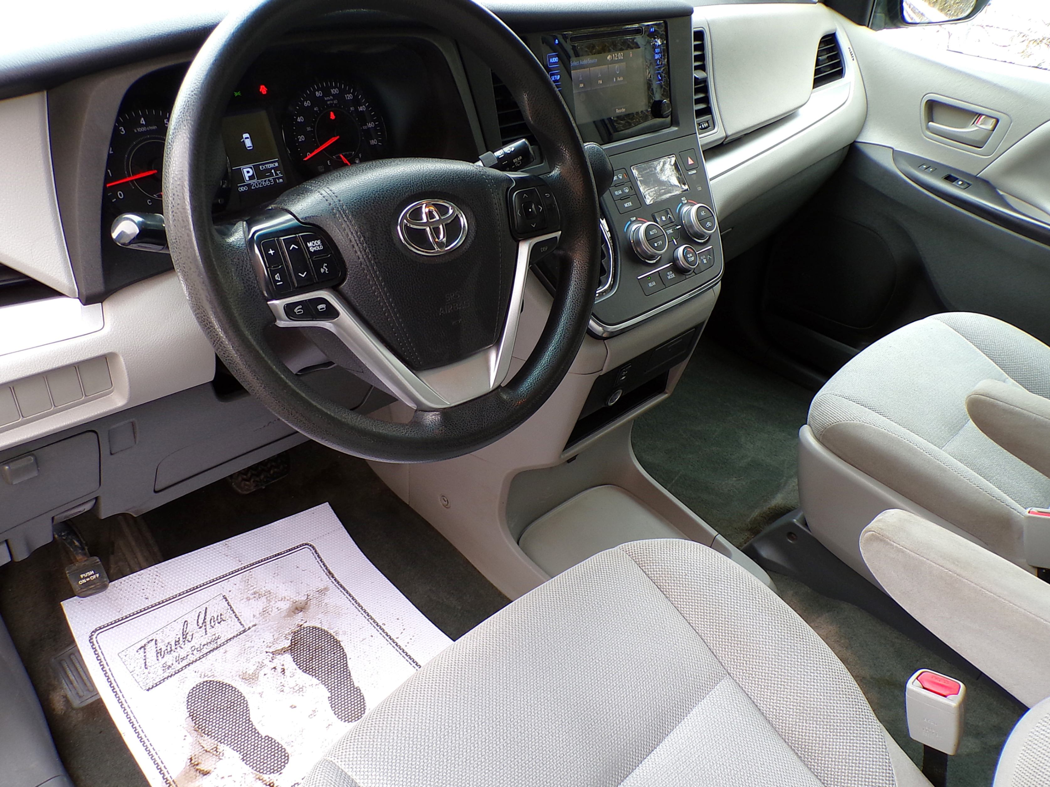 /autogallery/2015-Toyota-Sienna-820246207116228.jpg