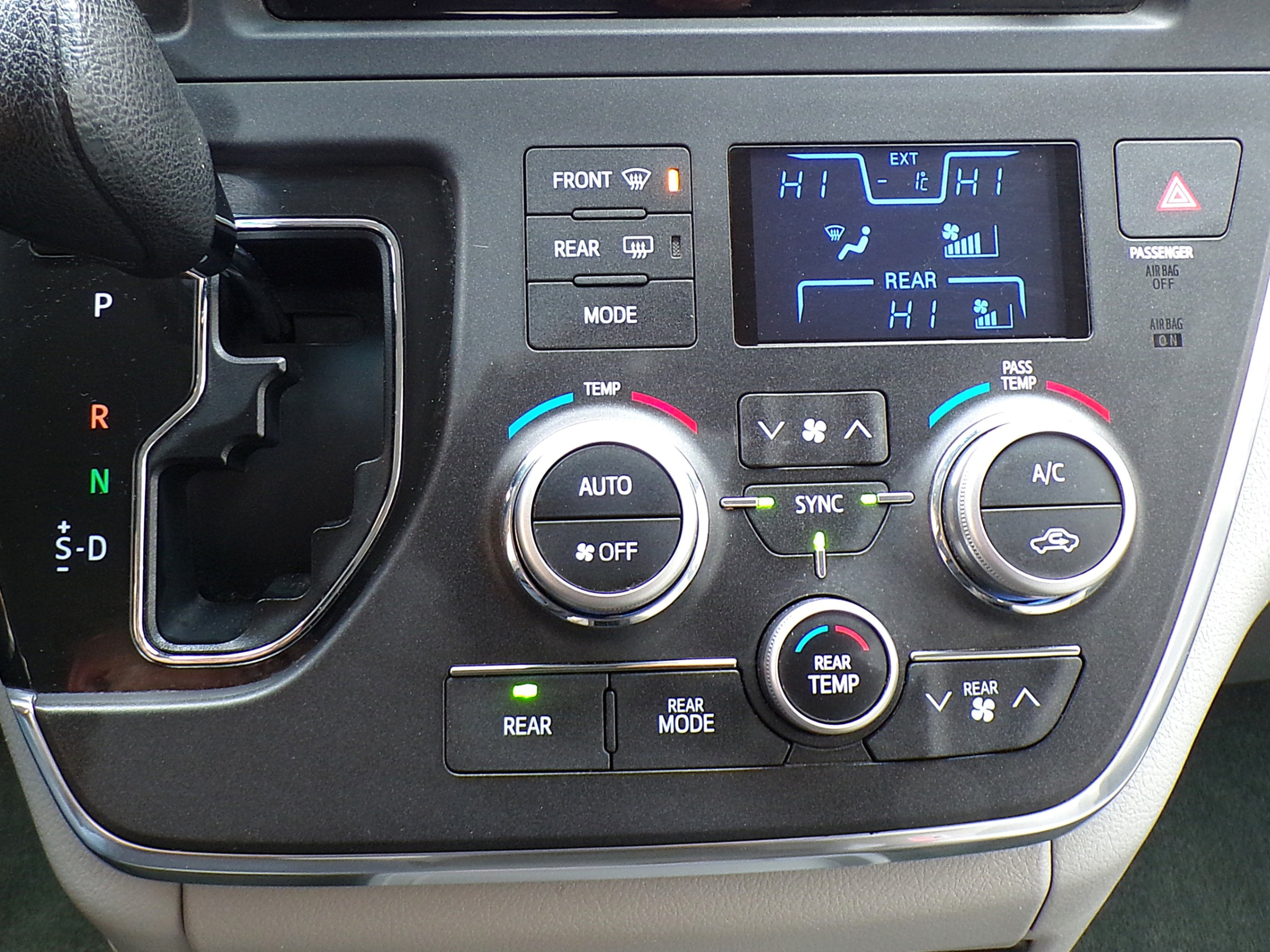 /autogallery/2015-Toyota-Sienna-9954547726375766.jpg