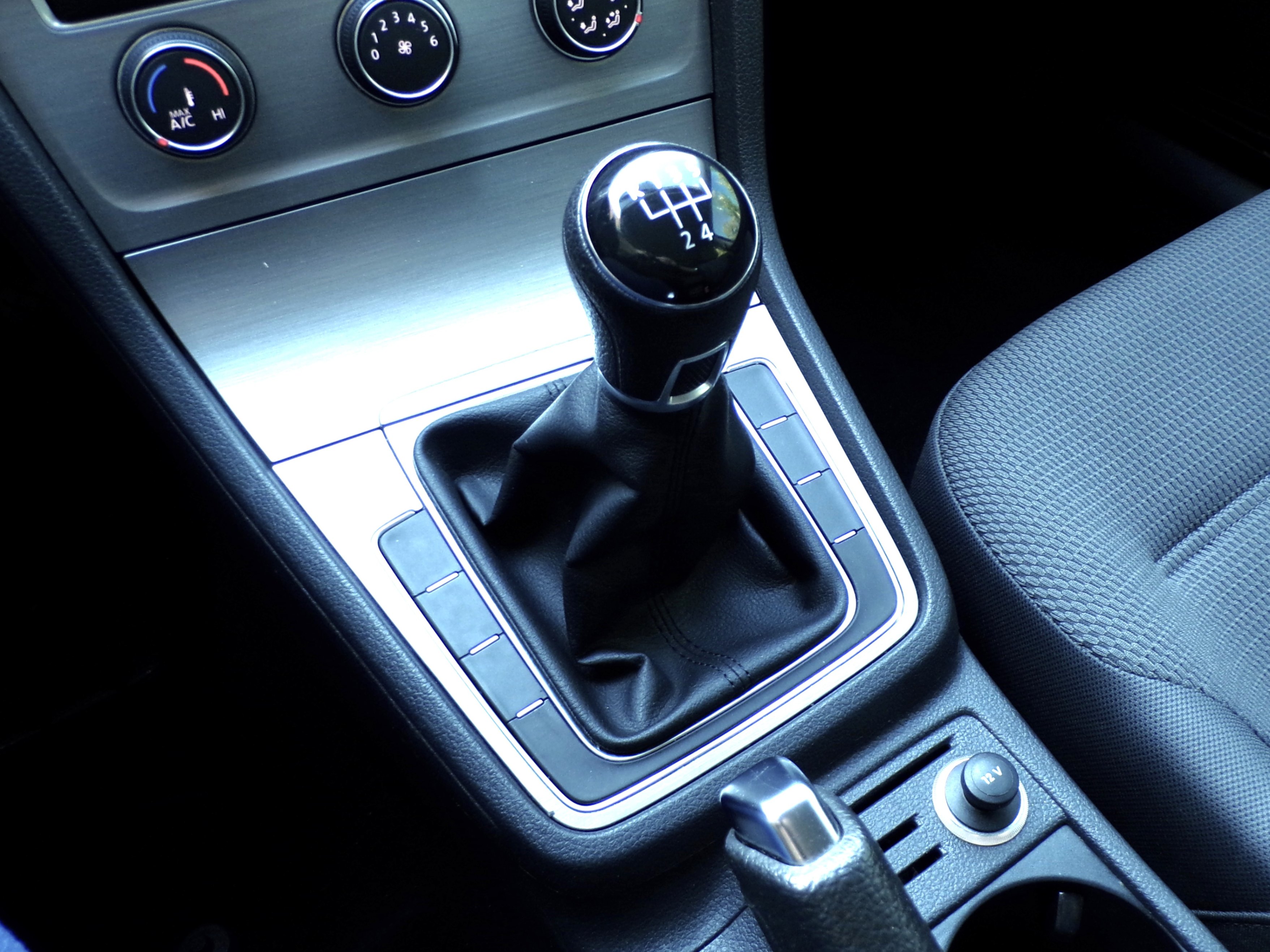 /autogallery/2015-Volkswagen-Golf-715707460368117.jpg