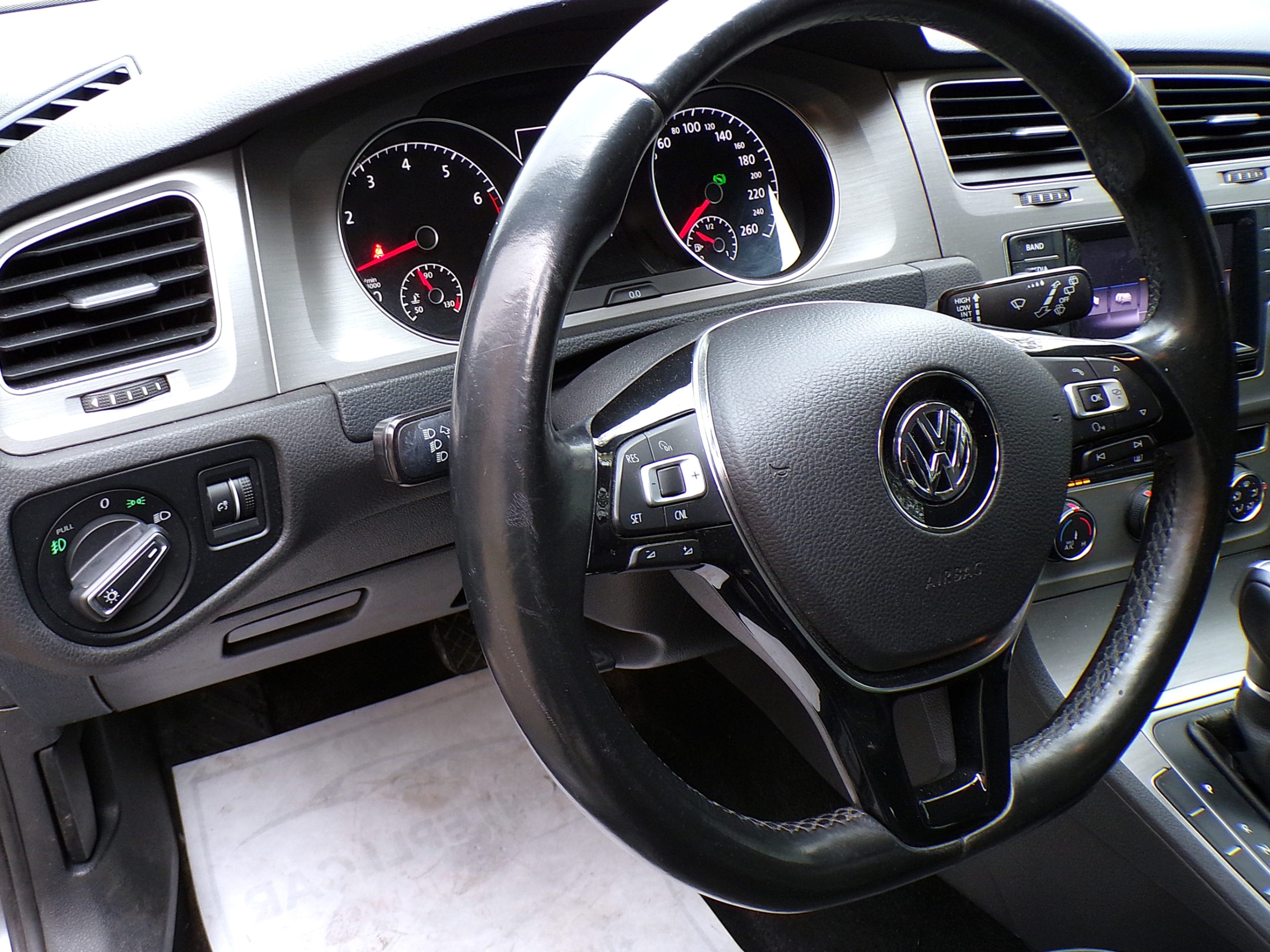 /autogallery/2015-Volkswagen-Golf-9487708615571921.jpg