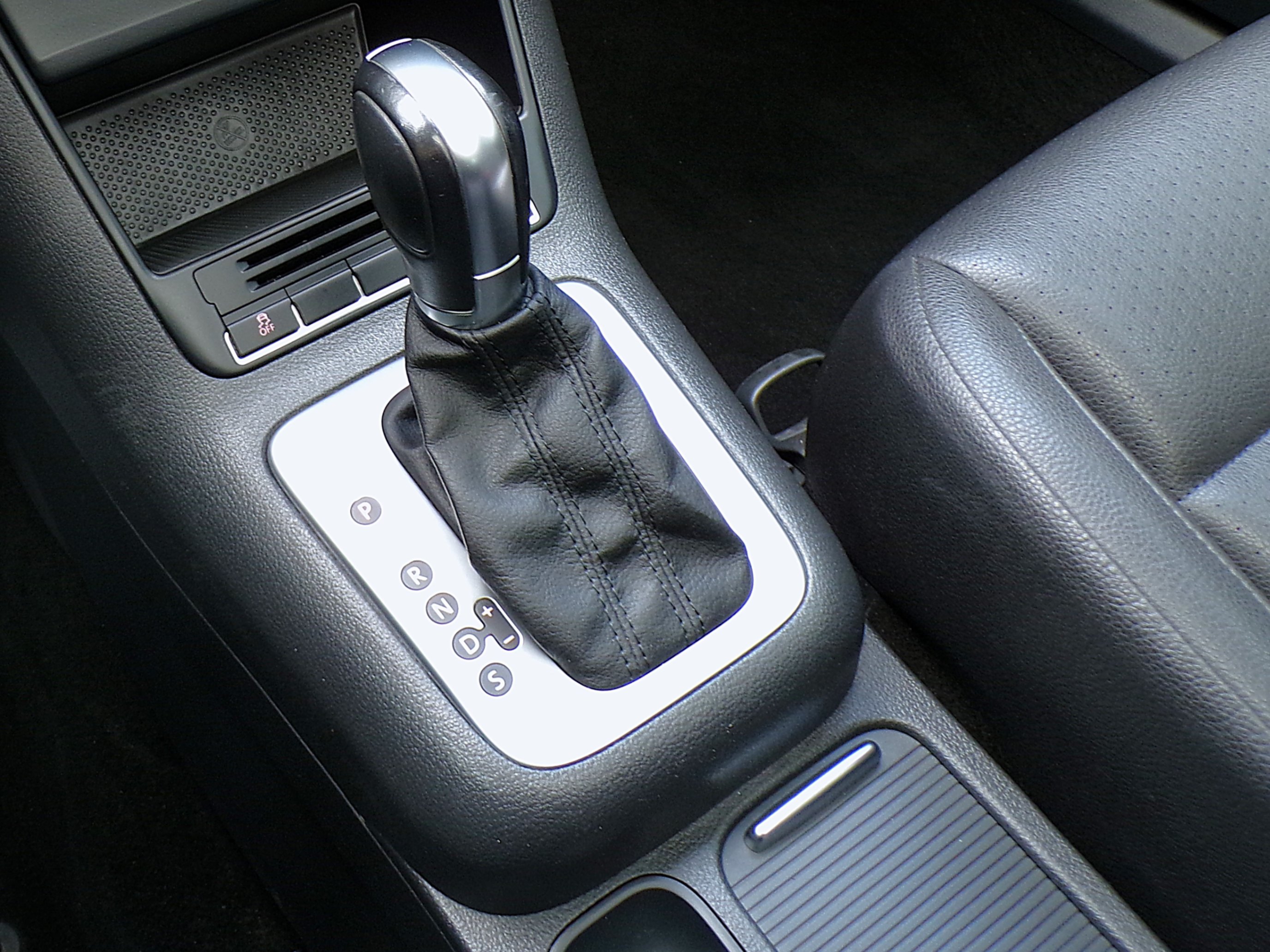 /autogallery/2015-Volkswagen-Tiguan-429128442490359.jpg