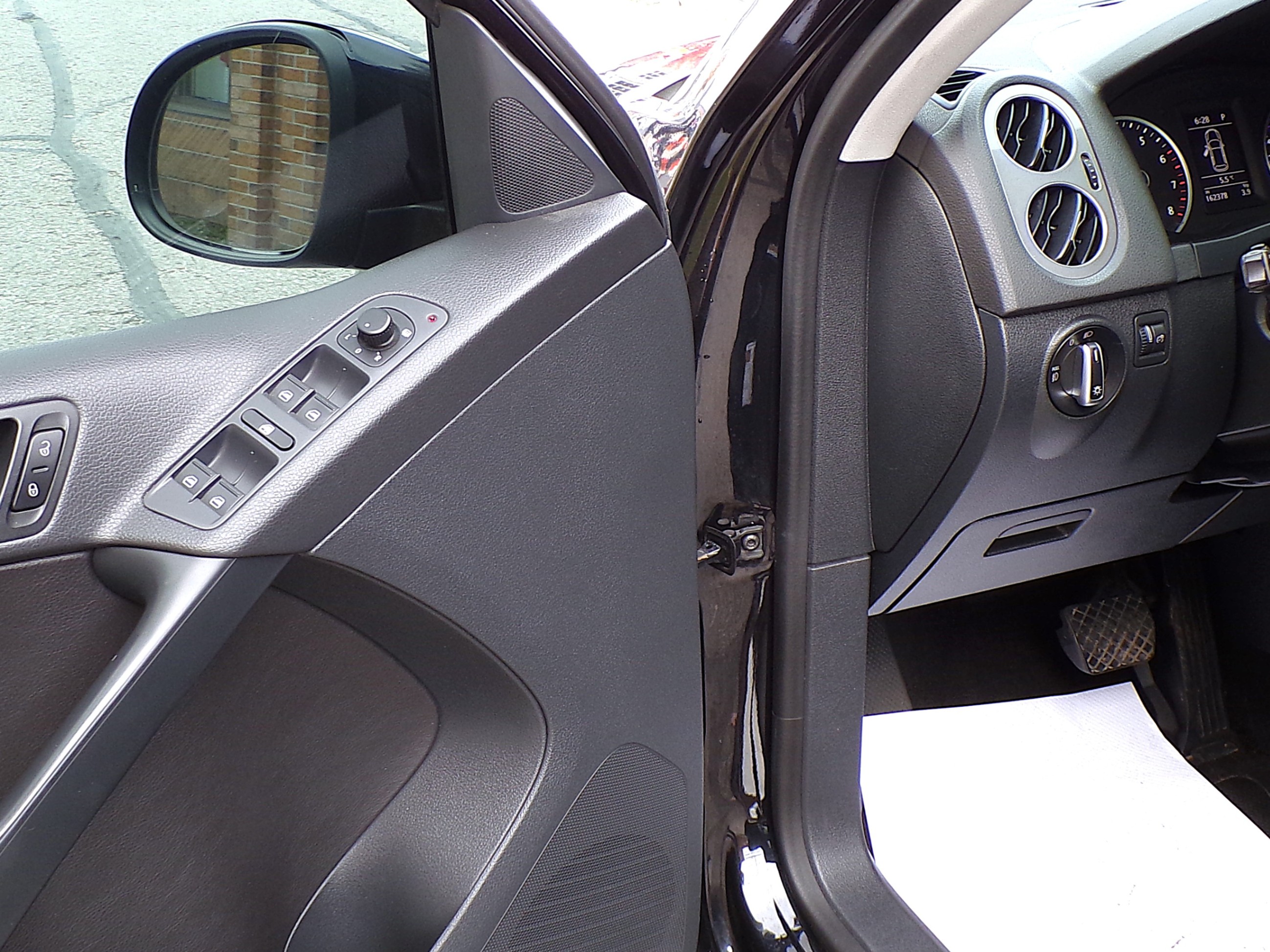 /autogallery/2015-Volkswagen-Tiguan-6547558022676363.jpg