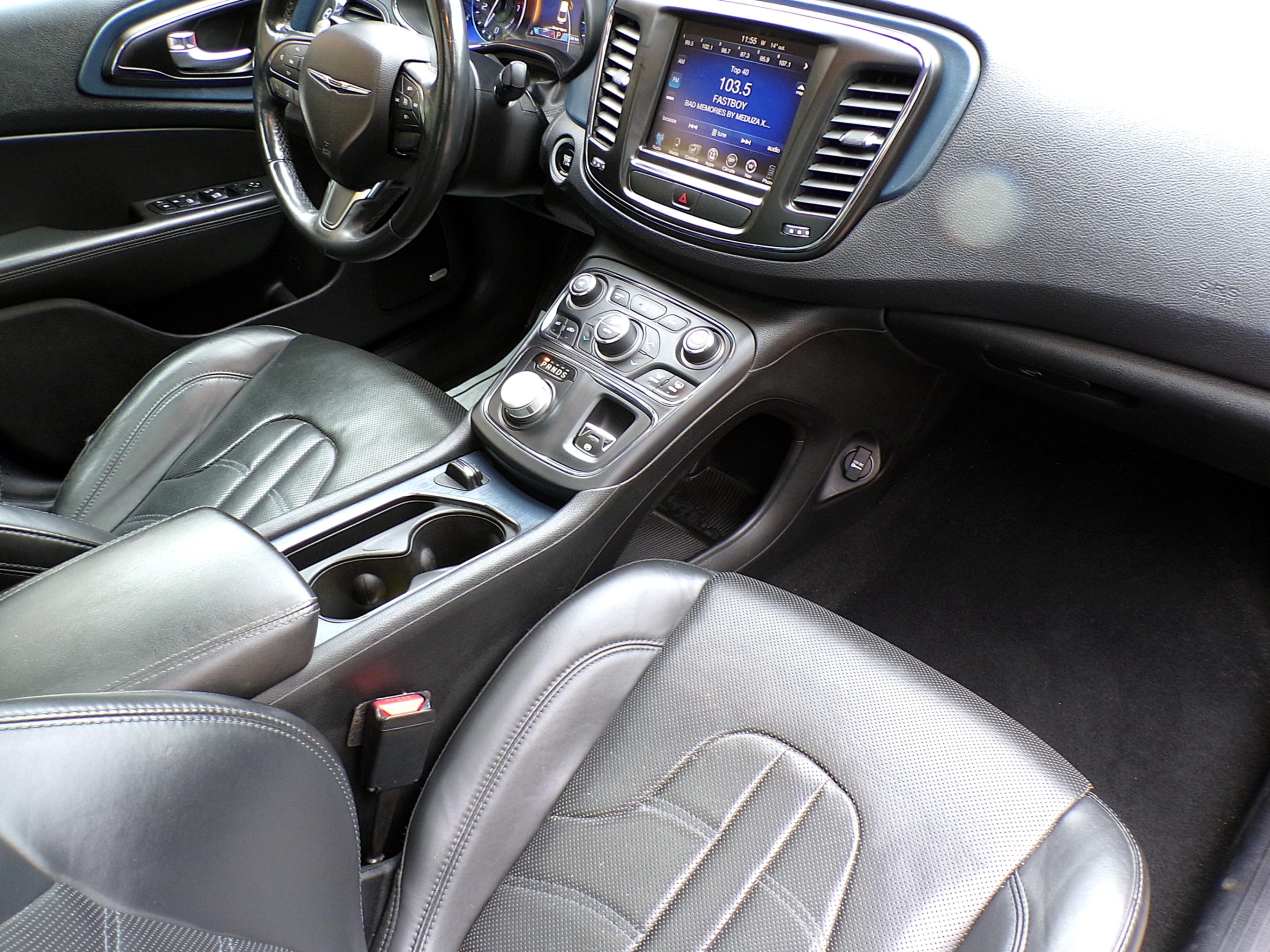 /autogallery/2016-Chrysler-200-047687583361642805.jpg