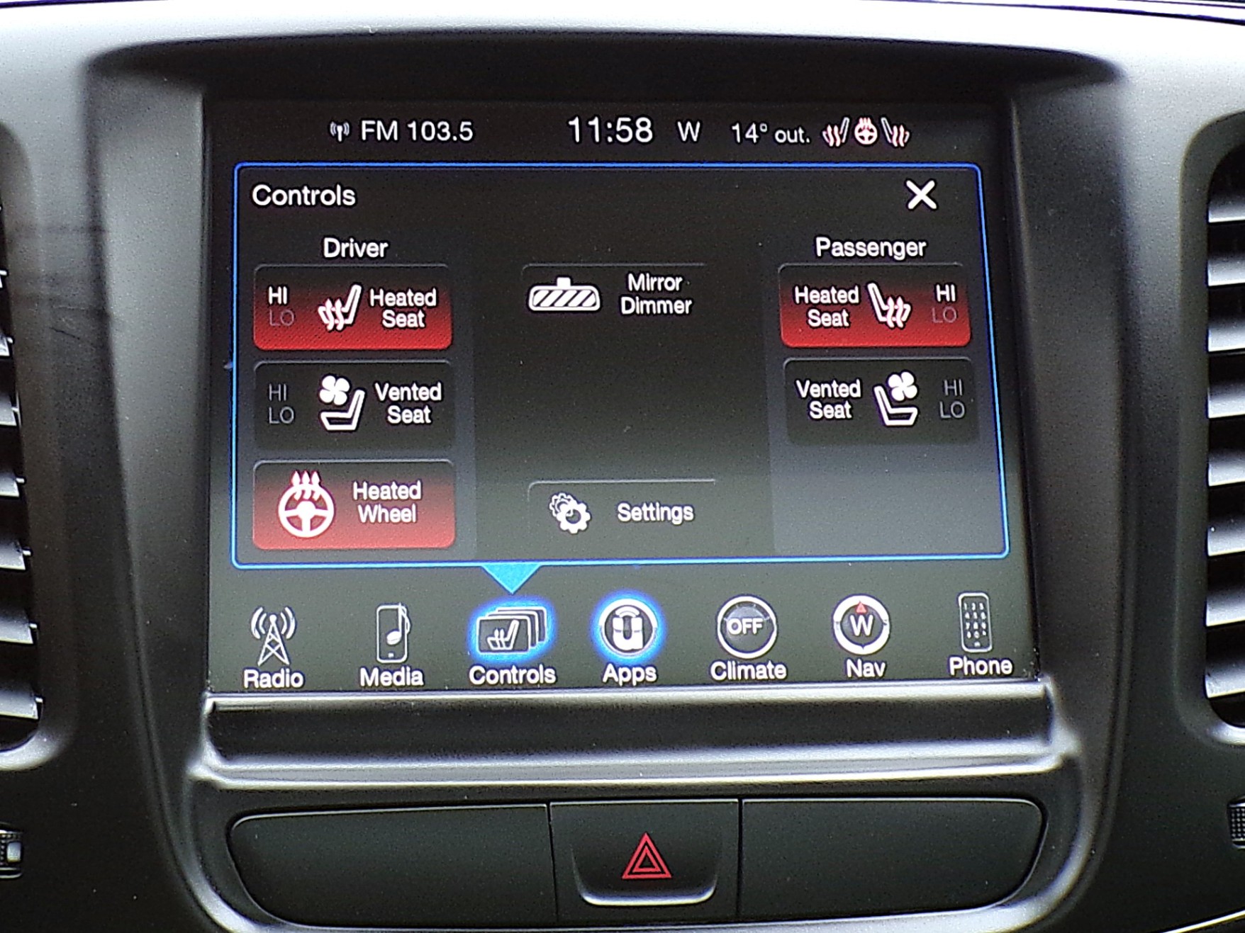 /autogallery/2016-Chrysler-200-4664110452448287.jpg