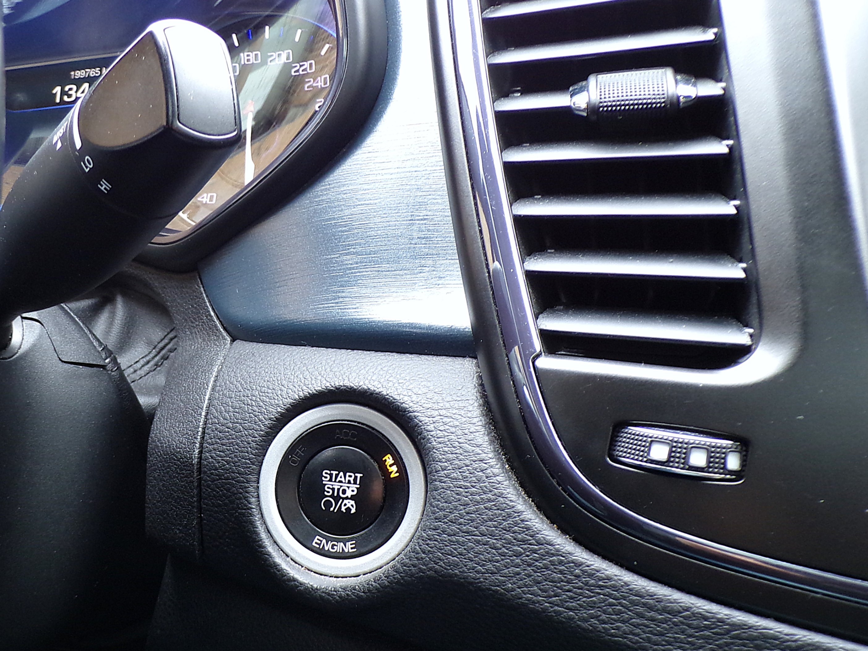 /autogallery/2016-Chrysler-200-9746102461931561.jpg