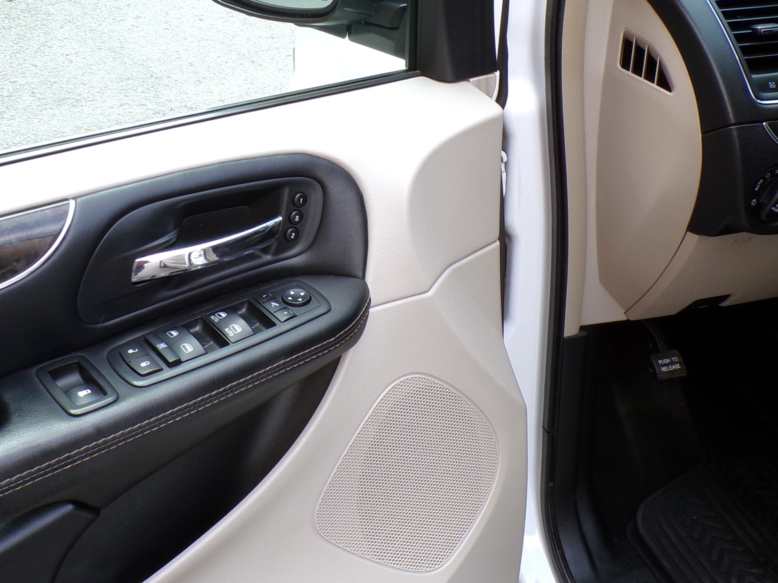 /autogallery/2016-Chrysler-Town&-13358711818480828.jpg