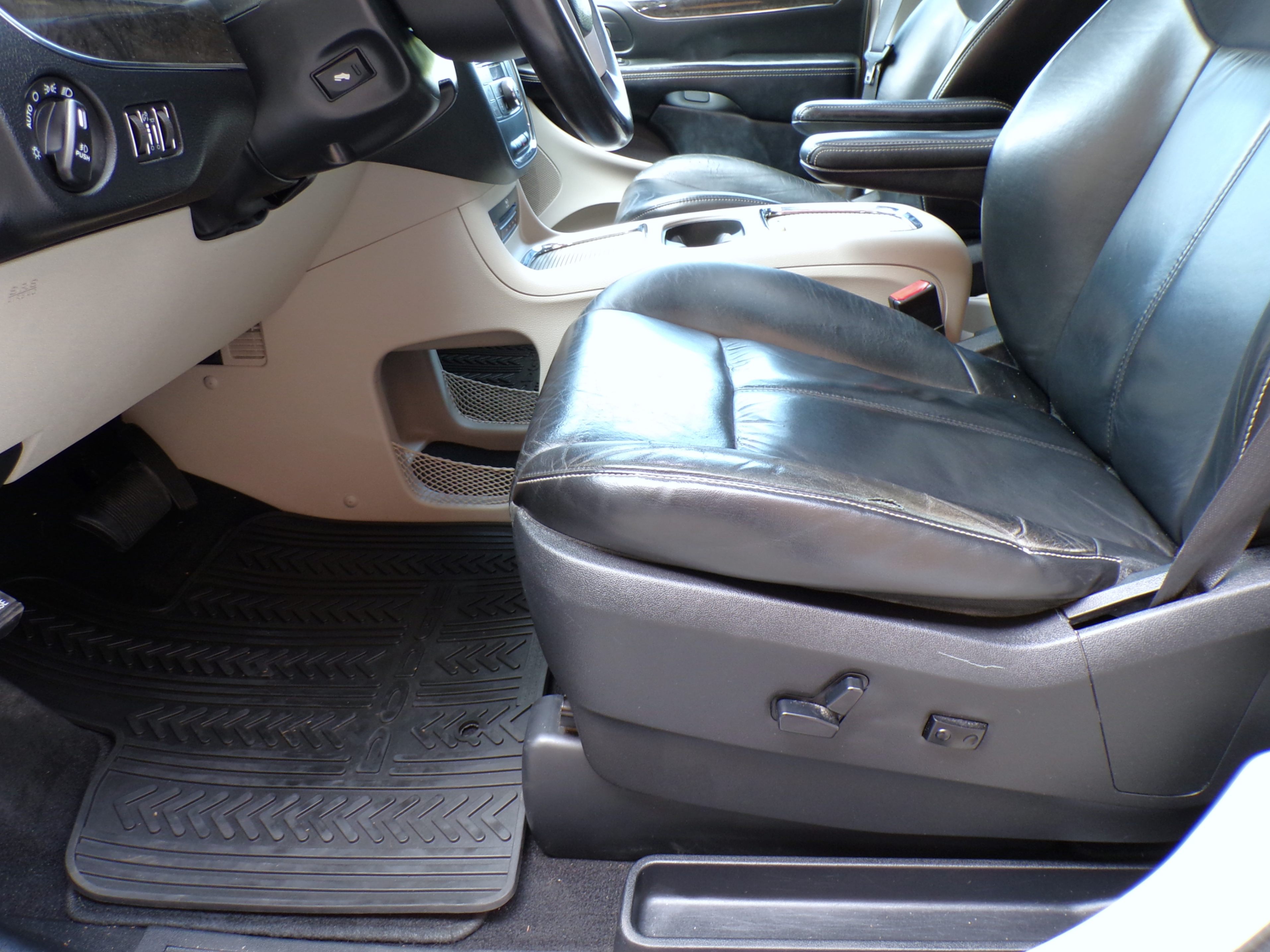 /autogallery/2016-Chrysler-Town&-637986348884896.jpg