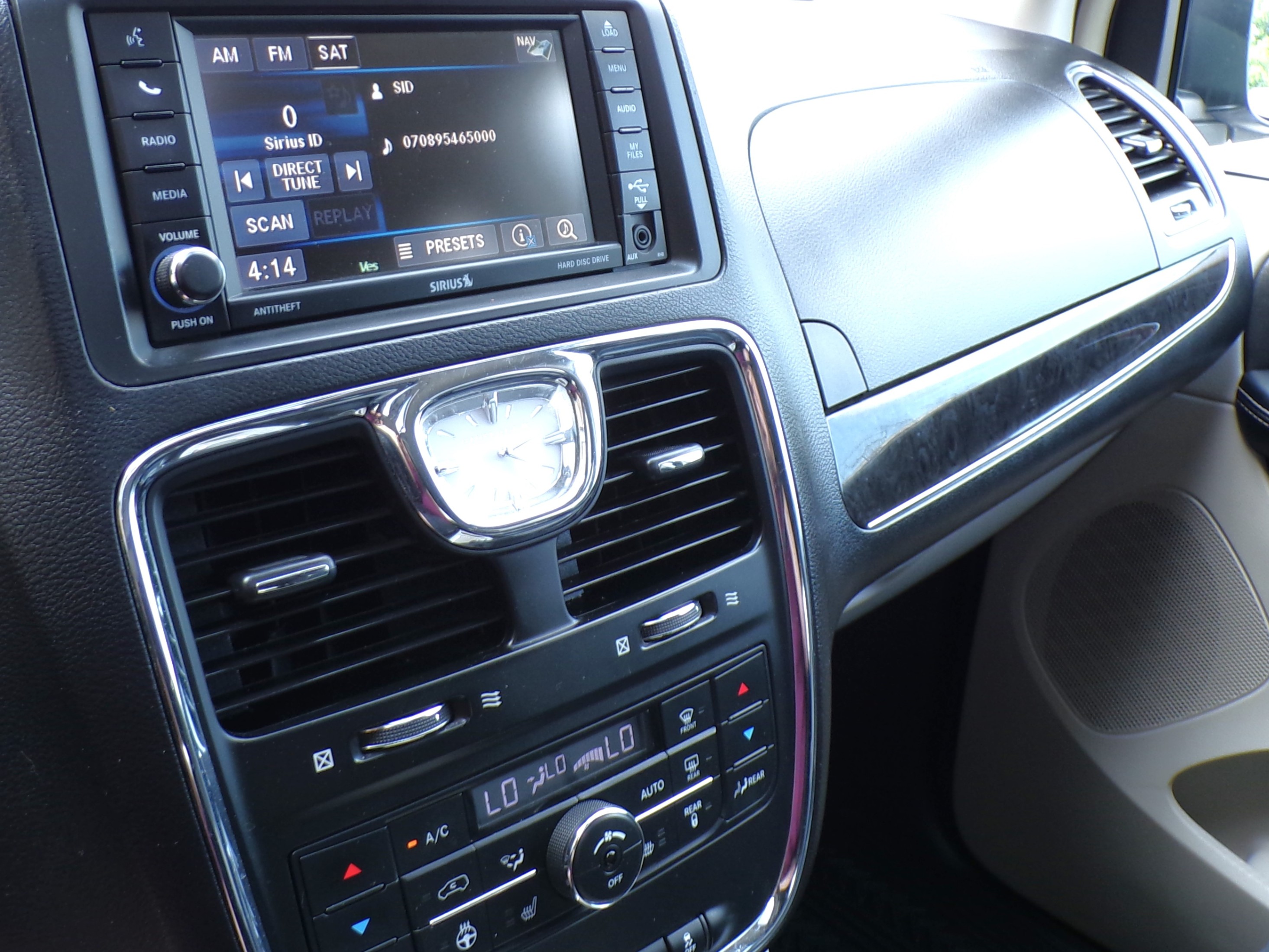 /autogallery/2016-Chrysler-Town&-9416868195908132.jpg