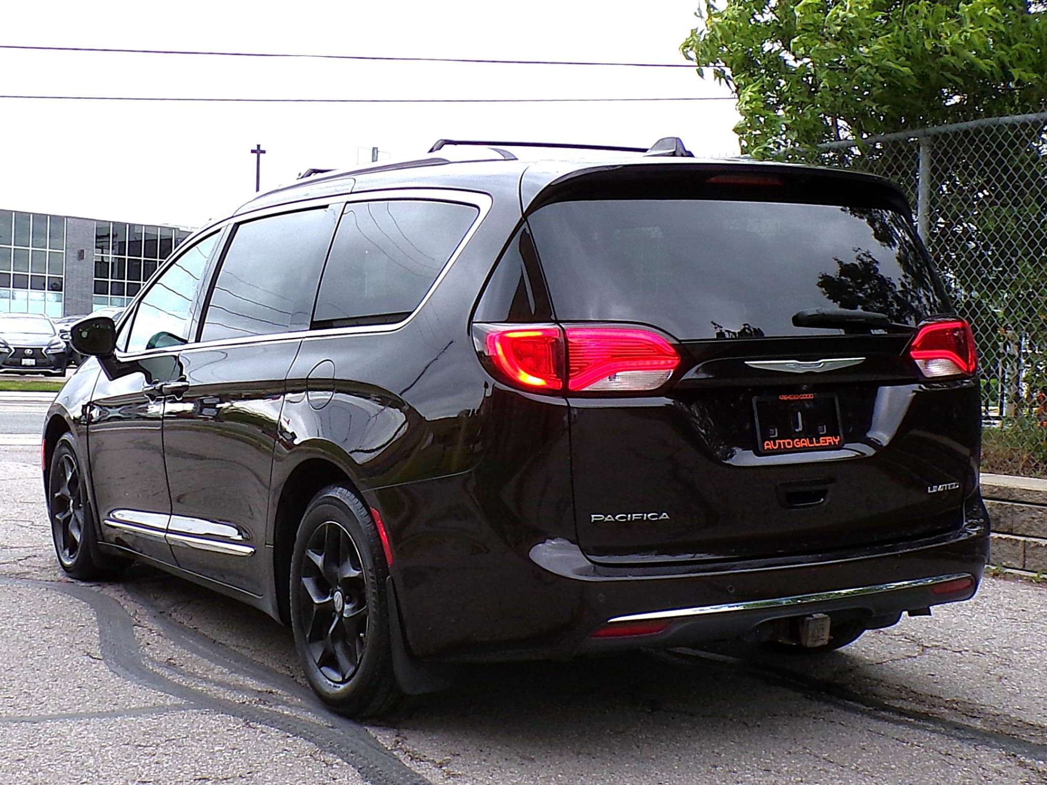 /autogallery/2017-Chrysler-Pacifica-9135556950822141.jpg