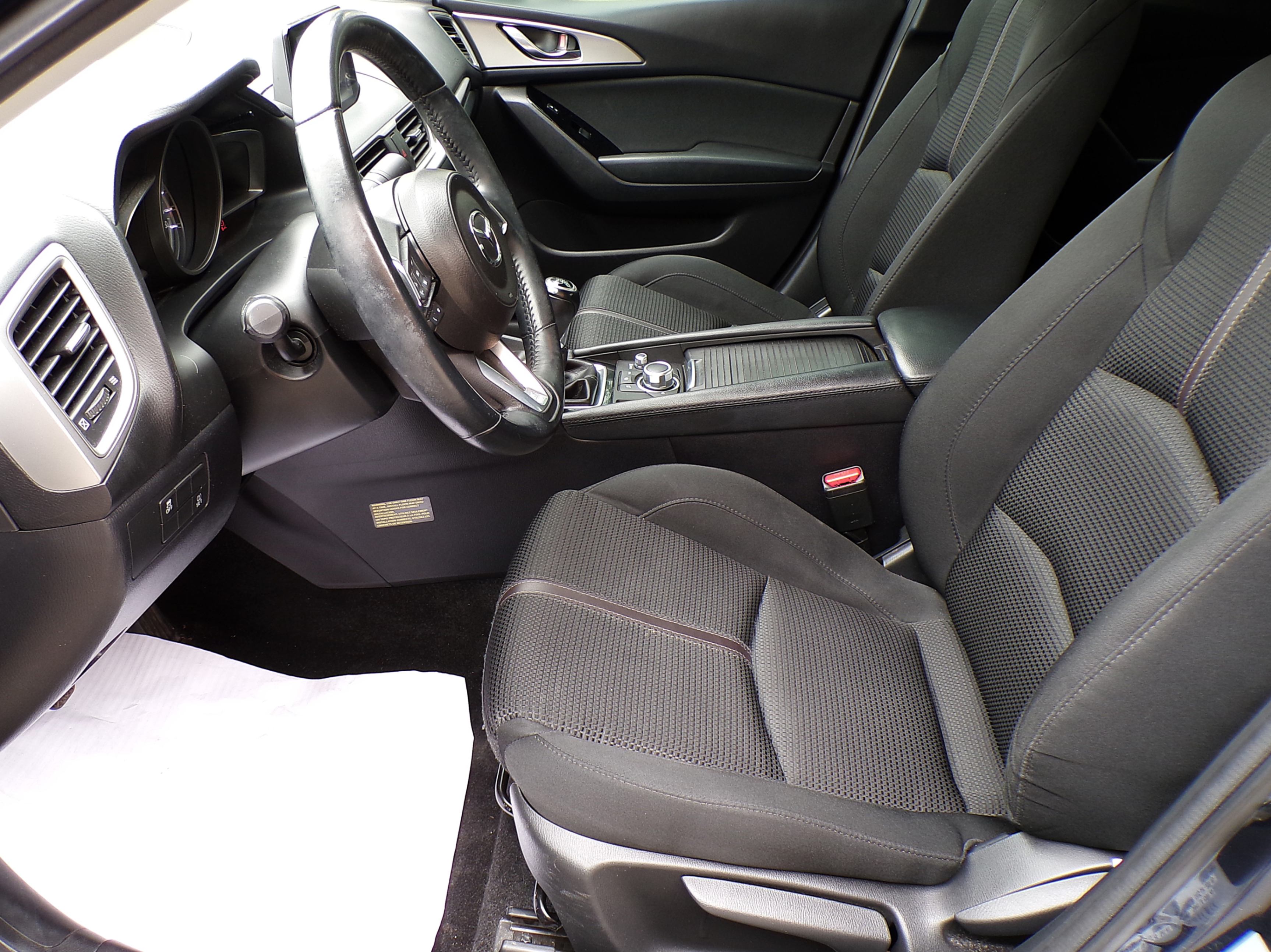 /autogallery/2018-Mazda-Mazda3-05078727877670364.jpg