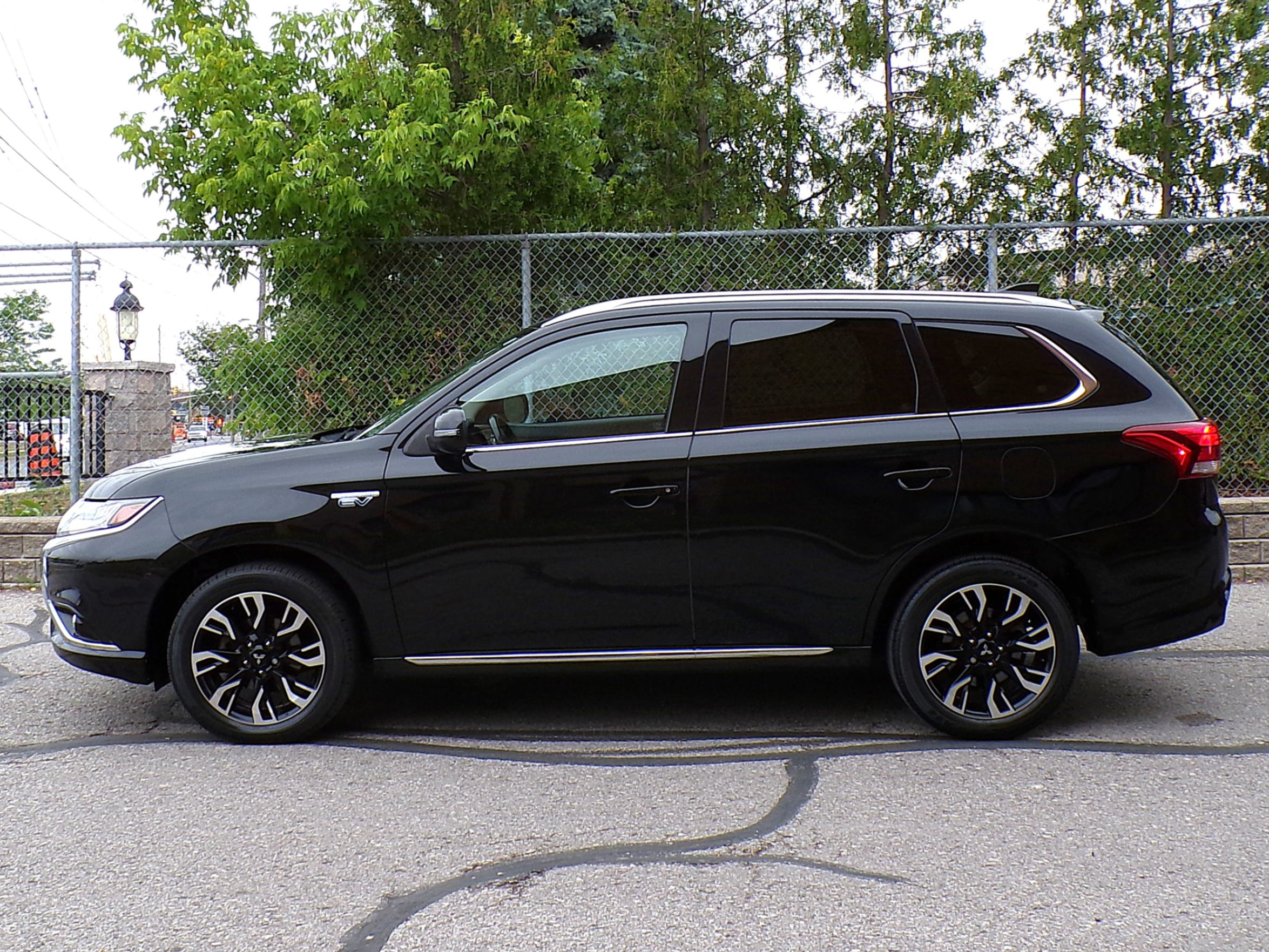 /autogallery/2018-Mitsubishi-OutlanderPHEV-03779458653403278.jpg