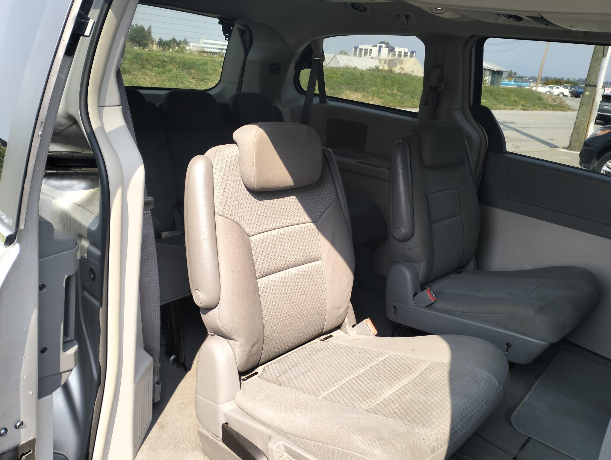 /azureautogallery1/2010-Chrysler-Town&-05021875341235926.jpg