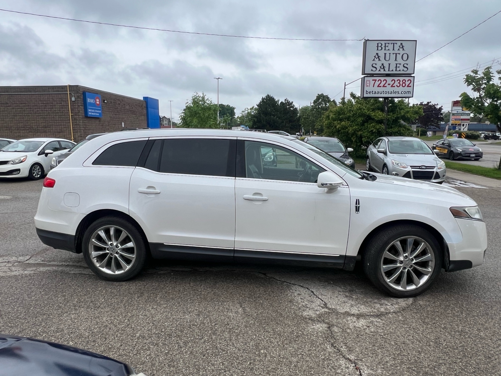 /betaautosales/2011-Lincoln-MKT-7084593934739476.jpg