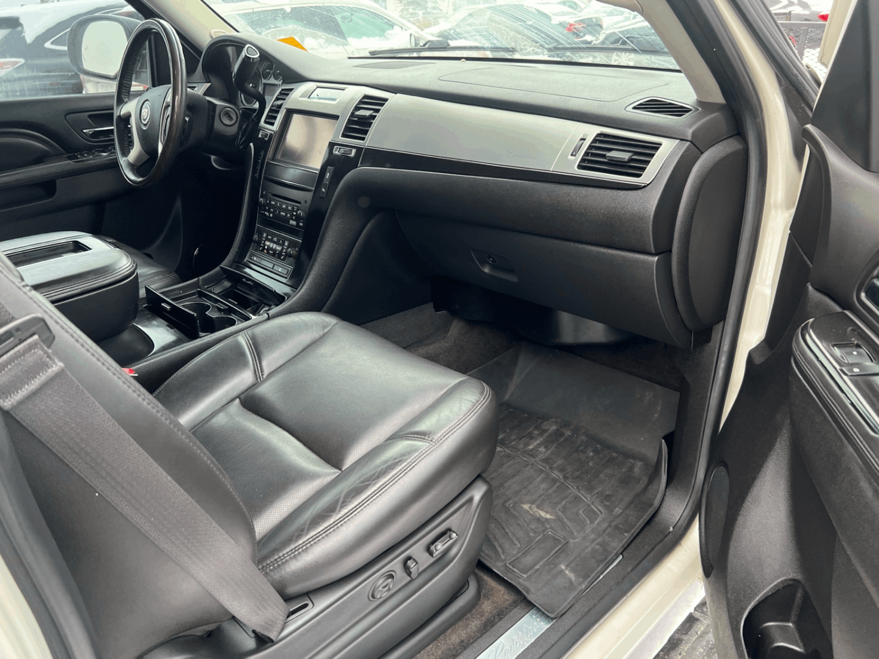 /cambridgemotors/2014-Cadillac-Escalade-6036787572149.jpg