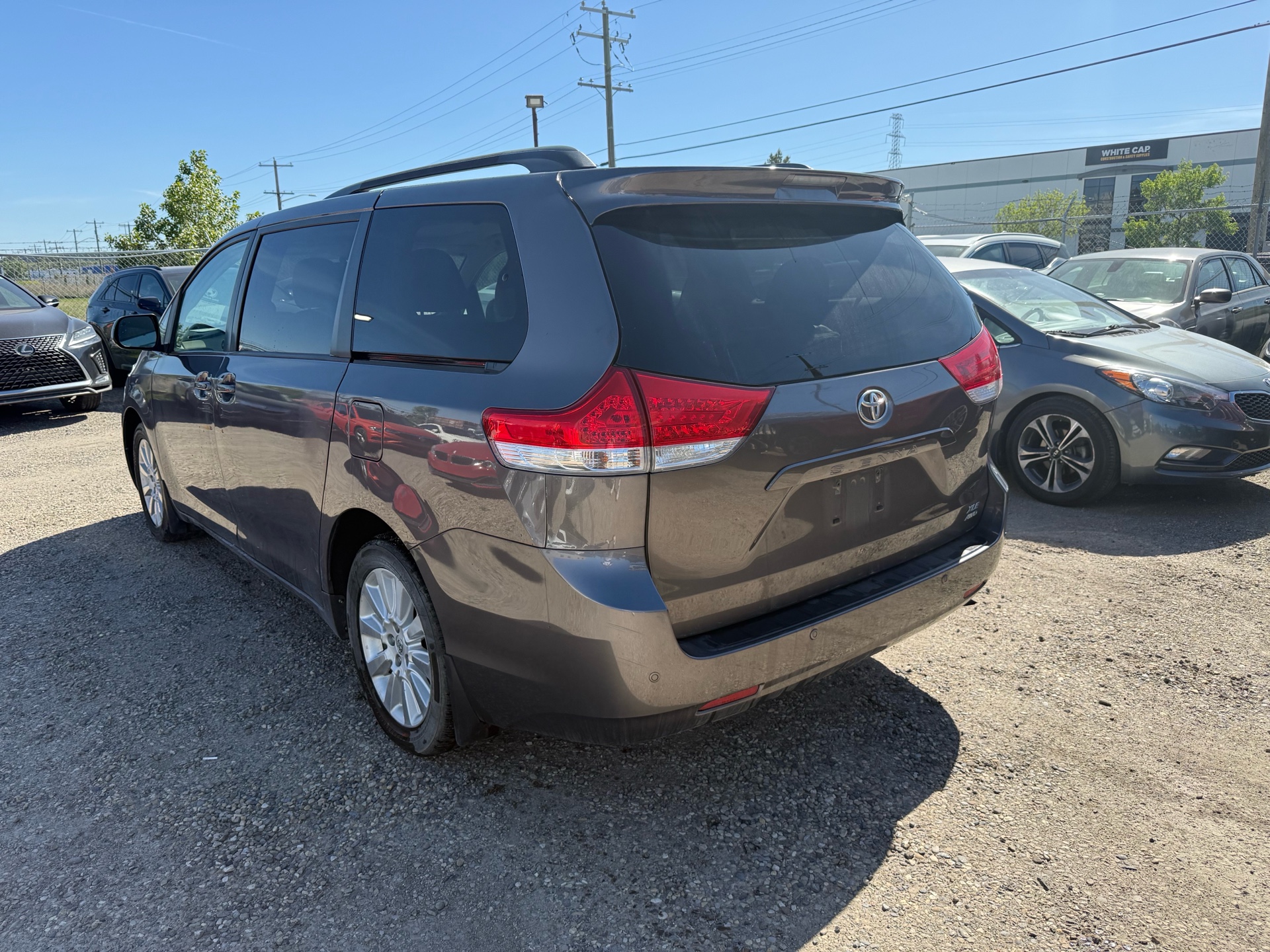 /cambridgemotors/2014-Toyota-Sienna-026225761176218.jpg