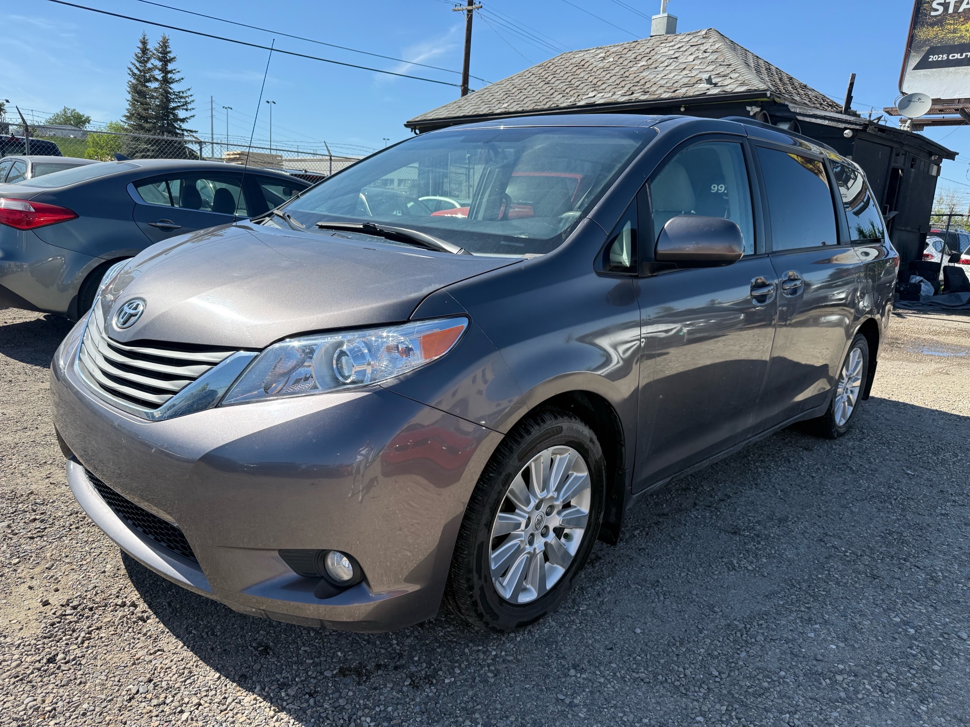 /cambridgemotors/2014-Toyota-Sienna-41981459704088486.jpg